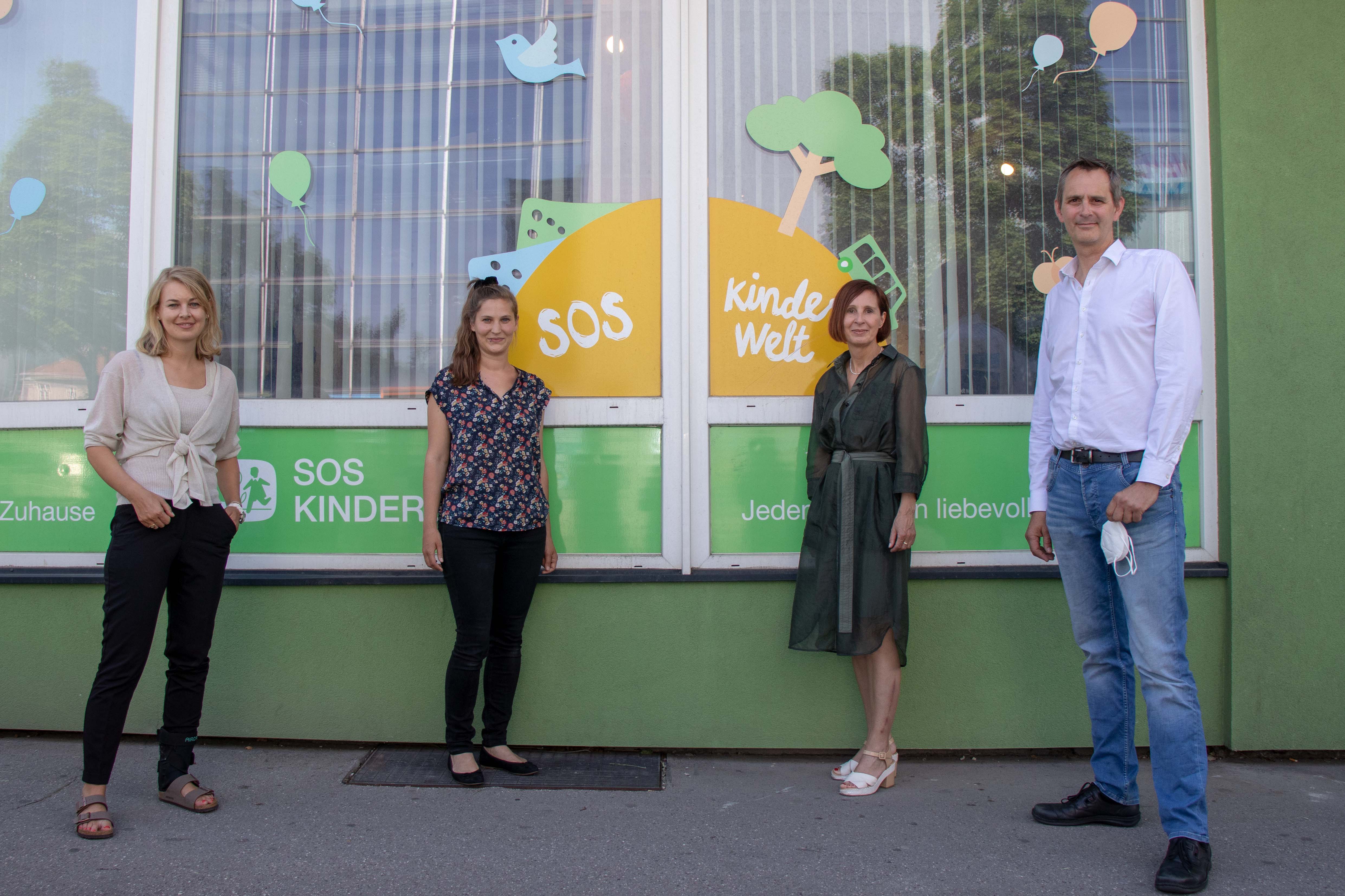 Stadträtin Elisabeth Mayr, Familienassistentin Alexandra Winkler, Landesrätin Gabriele Fischer und SOS-Kinderdorf-Leiter, Wolfram Brugger, (v.l.) gaben Einblicke in das erfolgreich angelaufene Pilorprojekt der mobilen Familienassistenz.