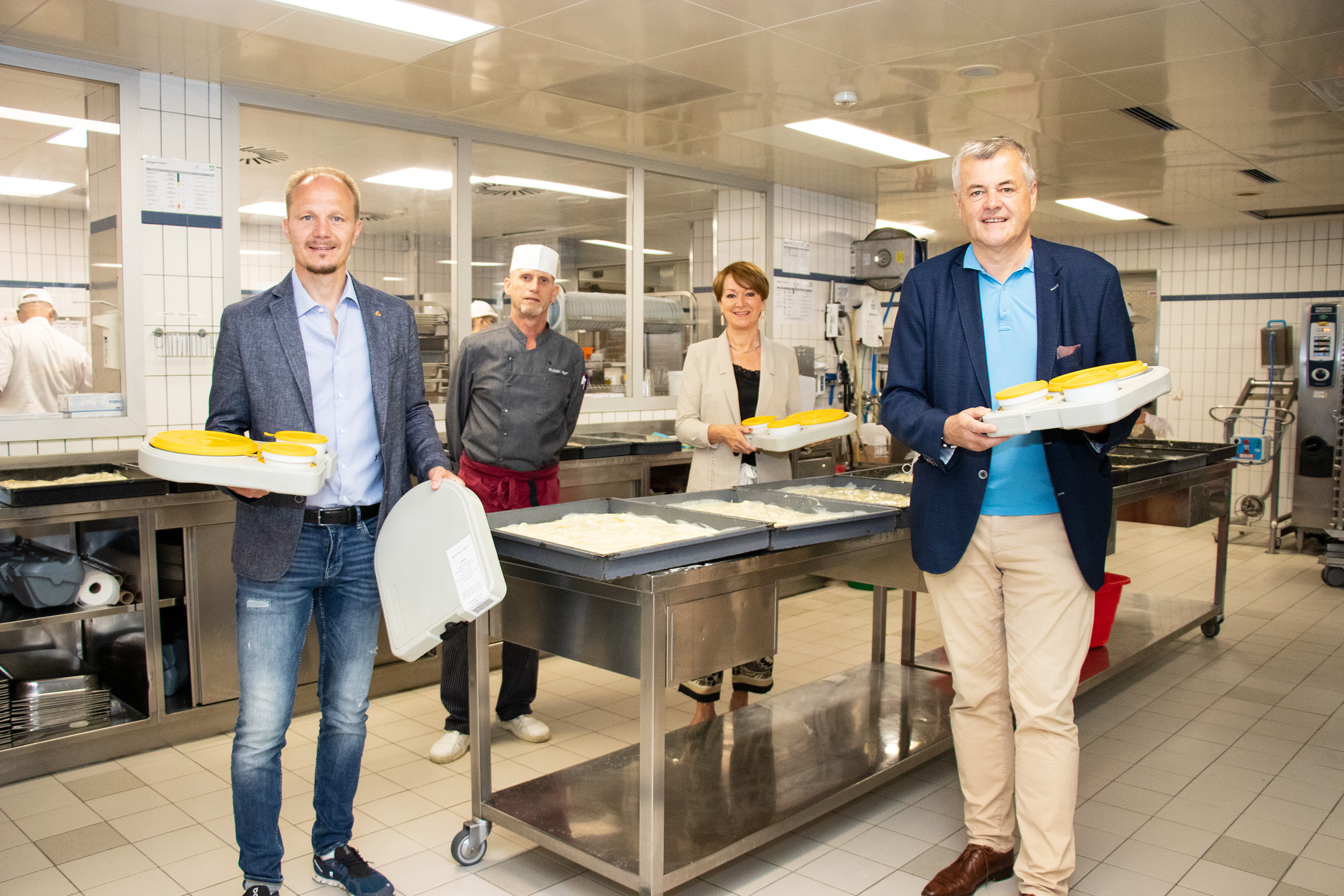 Gratulieren zum runden Jubiläum (v.l.): Vizebürgermeister Johannes Anzengruber, Michael Hager (Stellvertretender Küchenchef), Martina Nowara (Leiterin des Menü Service) und Hubert Innerebner (ISD-Geschäftsführer) im Wohnheim Pradl.