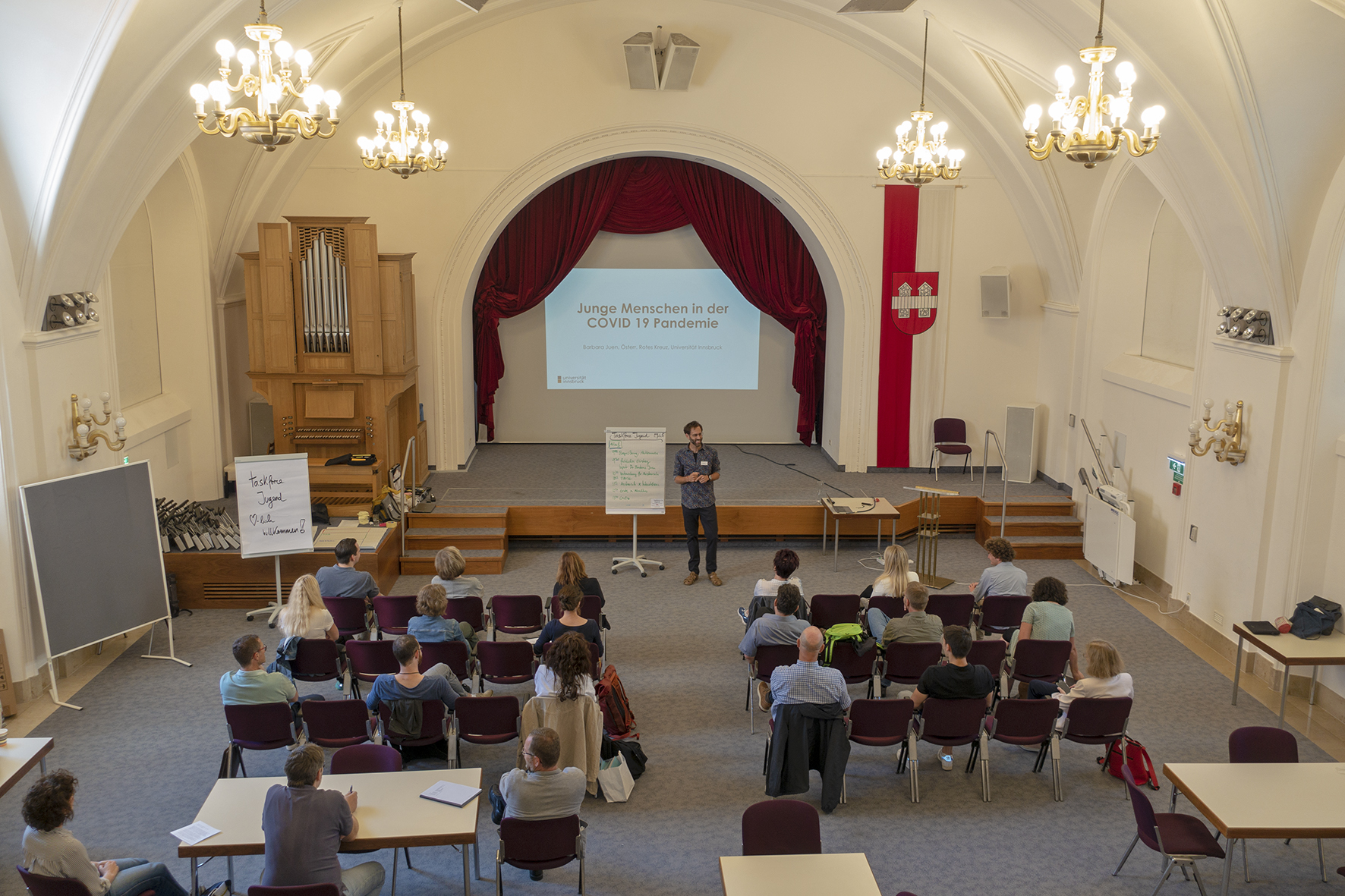 MitarbeiterInnen der städtischen Ämter sowie VertreterInnen von Jugendeinrichtungen im regen Austausch bei der Taskforce Jugend in den Ursulinensälen.