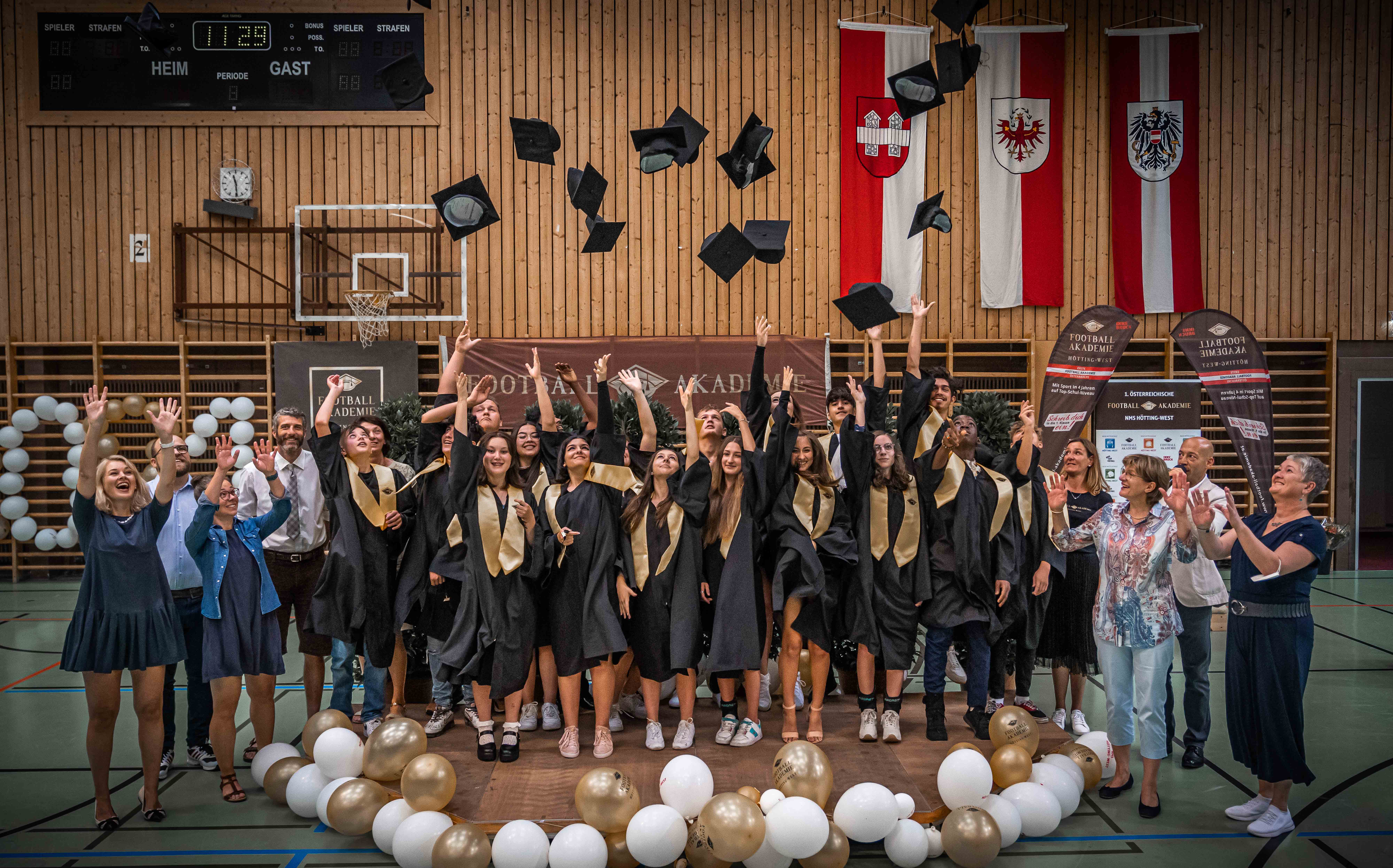 Stadträtin Elisabeth Mayr, Football Spezialtrainer Paul Lasch, Cheerleader Spezialtrainerin Barbara Bisjak-Schütz und der sportwissenschaftliche Leiter Andreas Pröller (v.l.) feierten gemeinsam mit Direktorin der MS Hötting-West Sabine Rainer, dem Leiter der Football Akademie Daniel Dieplinger und Stadträtin Christine Oppitz-Plörer (v.r.) mit den insgesamt 18 AbsolventInnen.