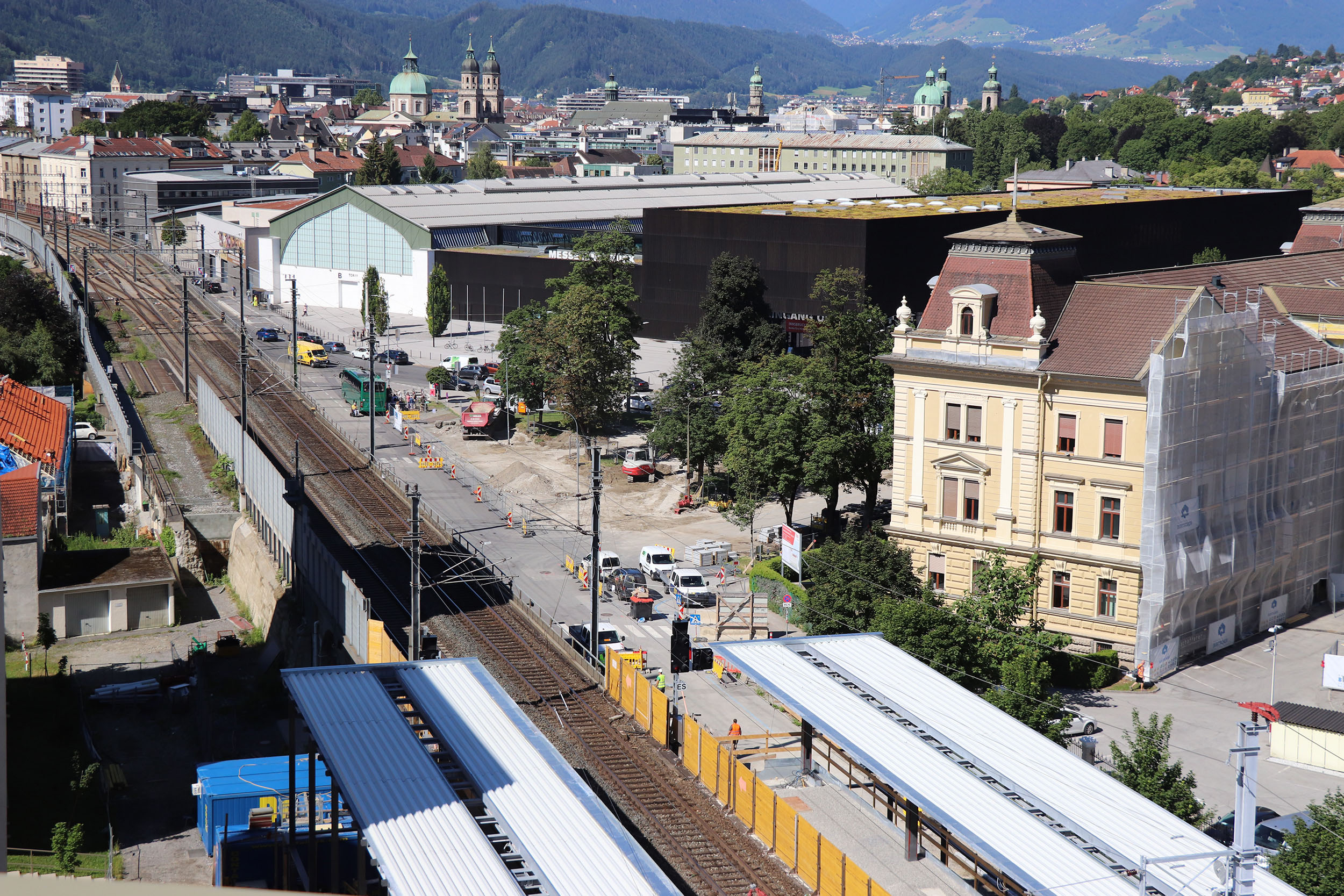Der Bau der Haltestelle Messe biegt in die Zielgerade, jener der Begegnungszone und der neuen Wege auf beiden Seiten der Bögen startet.