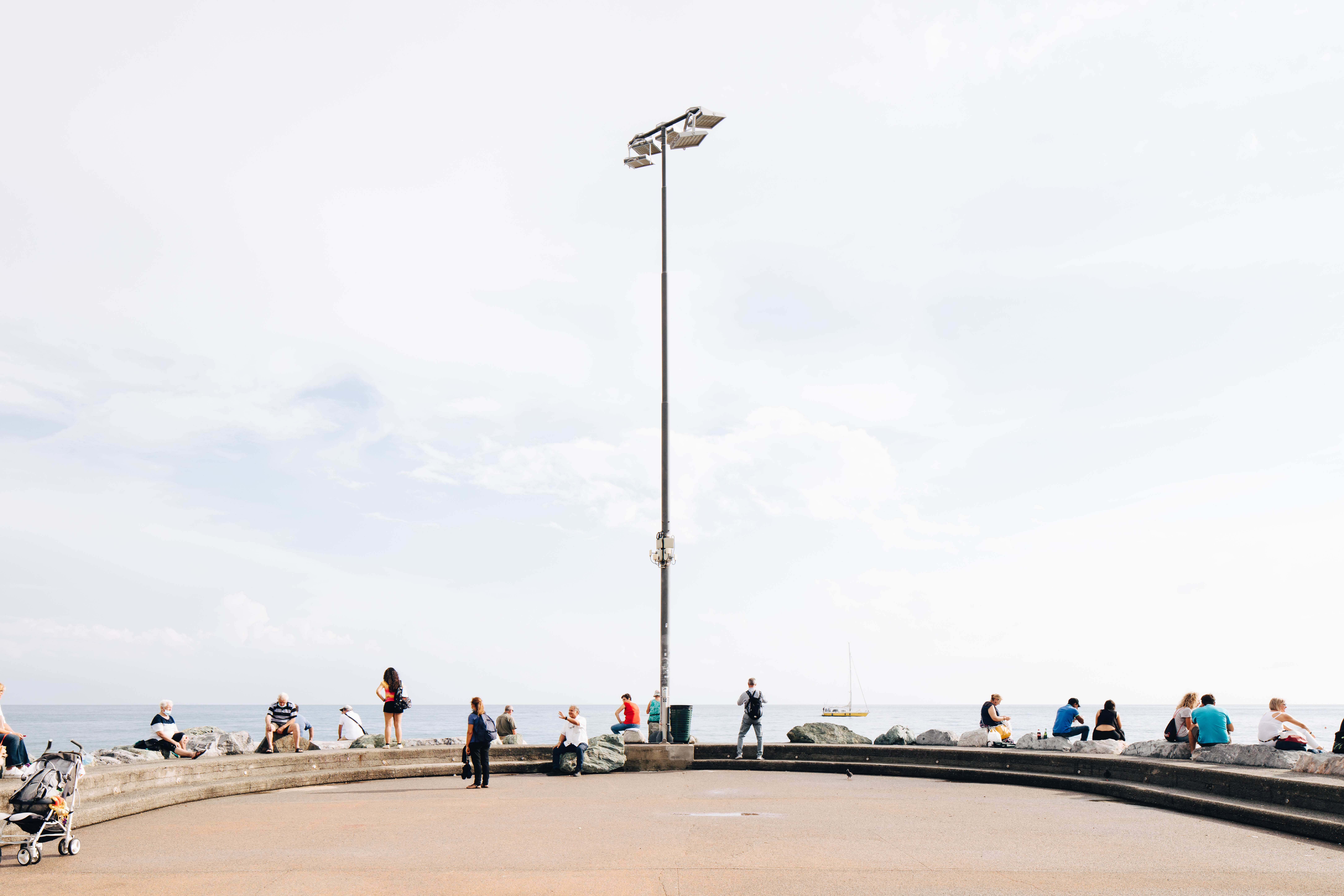 Der Fotograf Toni Schade setzt sich in seiner Ausstellung „Neonatur“ bis 28. August mit alpinen und gebauten Räumen auseinander und stellt die Frage nach der menschlichen Natur.