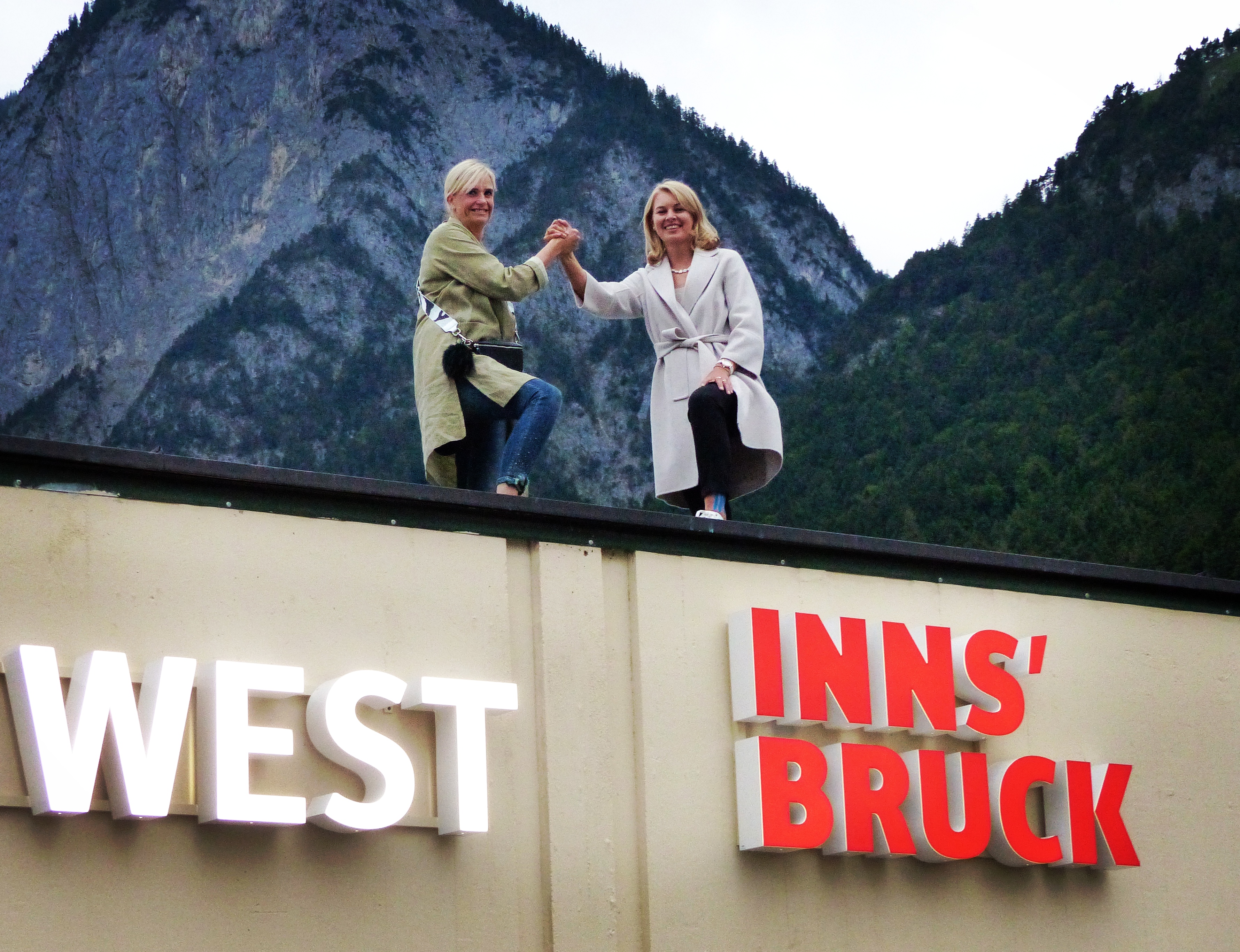 Stadträtin Elisabeth Mayr (r.) und Alexandra Ingenhaeff-Beerenkamp (Referat Sportprojekte und Sportanlagen) freuen sich sichtlich über die neuen Leucht-Buchstaben.