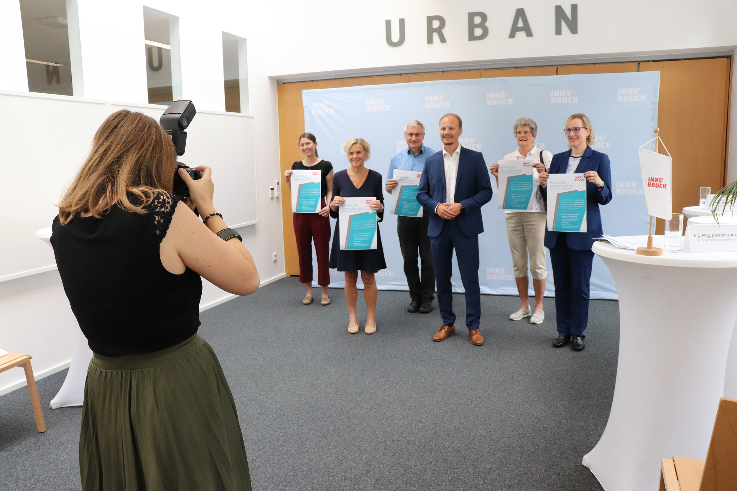 Stellten die Gesundheitstour vor (v.l.): Verena Bramböck (Koordinationsstelle Demenz), Agnes Loidl (Diabetikervereinigung), Josef Marksteiner (Vorstand Psychiatrie und Psychotherapie A, LKH Hall), Vizebürgermeister Johannes Anzengruber, Renate Scharler (Plattform Schlaganfall) und Karin Nail (Tinnitus Tirol).