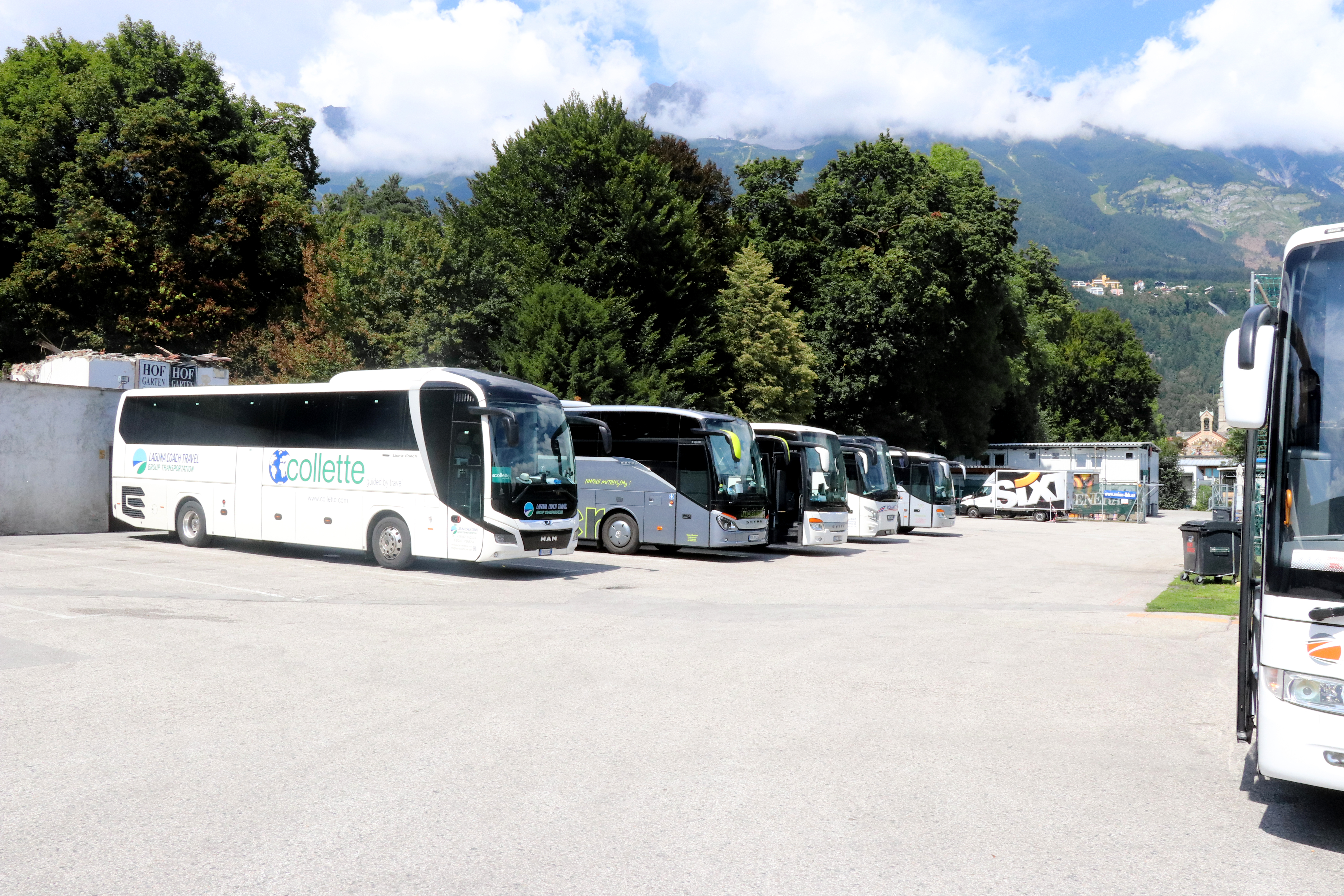 Der Busparkplatz am Fenner-Areal steht durch den geplanten MCI-Neubau nicht mehr zur Verfügung. Ein digitales Reisebus-Leitsystem soll künftig helfen, die Besucherströme zu lenken.