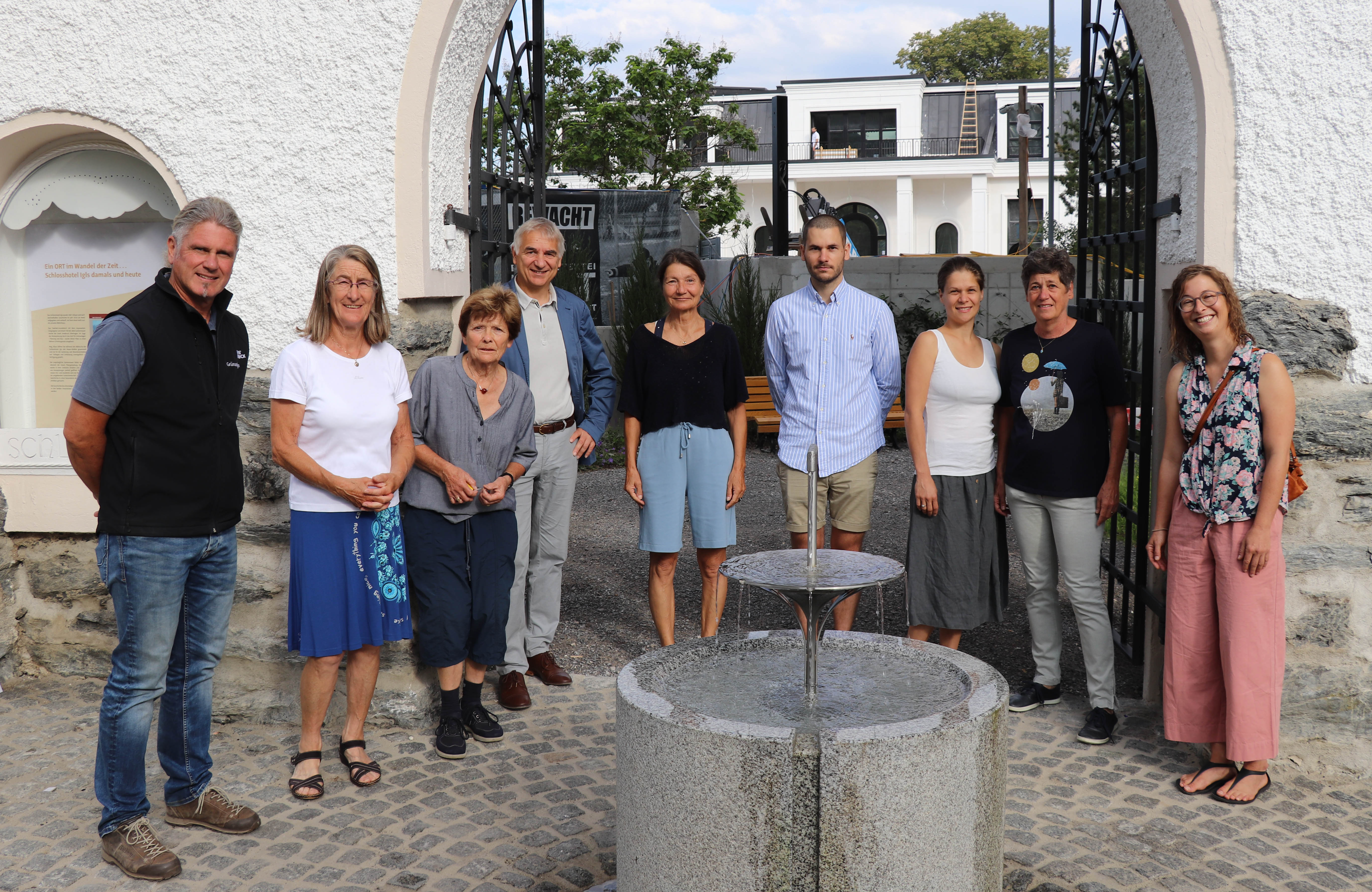 Der Vorplatz des ehemaligen Schlosshotels Igls wurde für die Öffentlichkeit neu gestaltet. Machten sich ein Bild von dem fertigen Projekt: Stefan Engele (Amt für Grünanlagen, l.), Maria Zimak (Vorsitzende des Unterausschuss Igls, 2.v.l.), Francesca Kozubowski (Unterausschuss Igls, 3.v.l.) Walter Zimmeter (Tiefbauamt, 4.v.l.), Stadträtin Uschi Schwarzl (M.) sowie Lisa Stöllnberger (Amt für Grünanlagen, r.). Die Familie von Klaus Defner, für den eine Gedenktafel an diesem Platz errichtet wurde, war ebenfalls vor Ort.