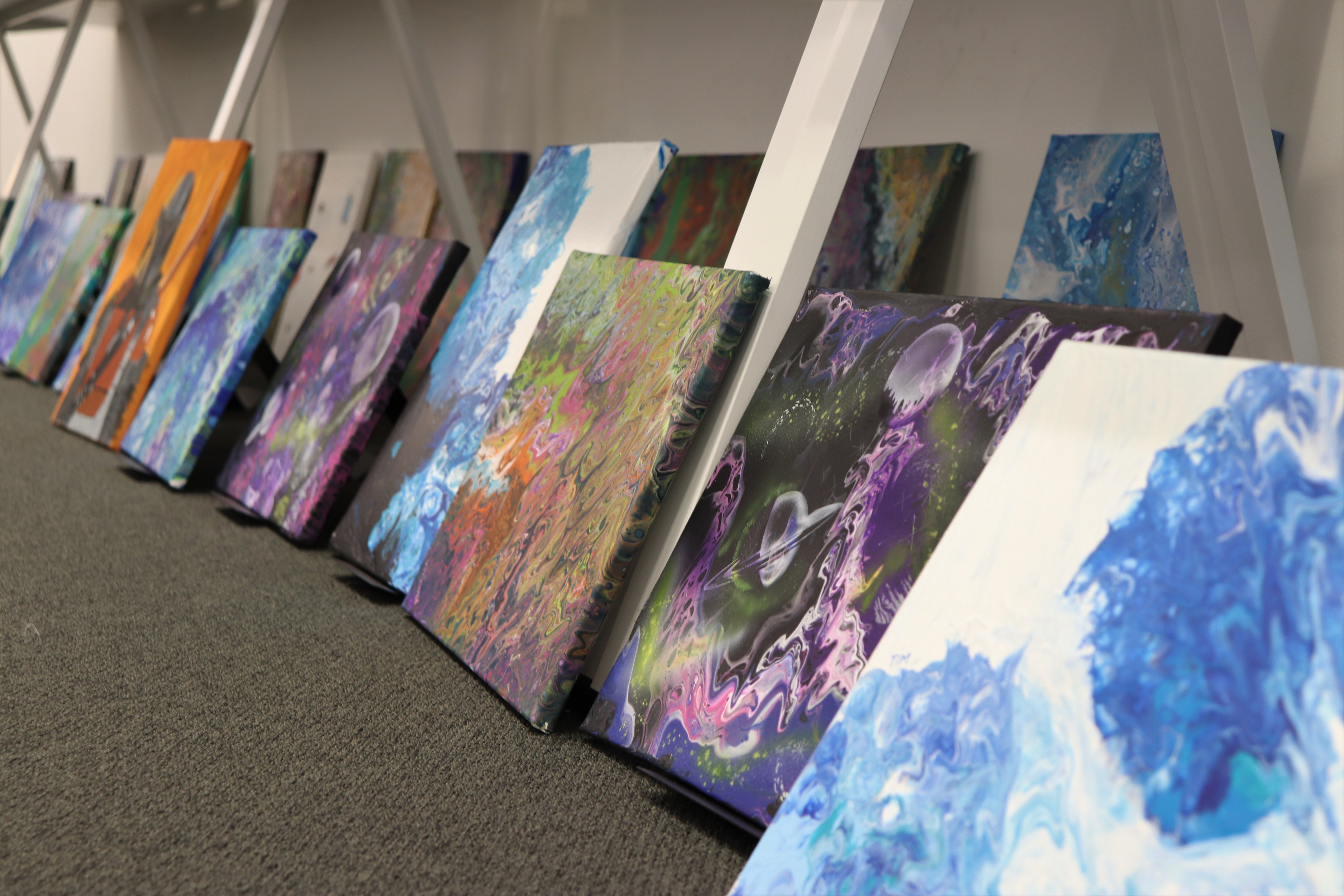 „Galerie Kinderfreunde“: Eine Bilderausstellung der Kinder der Ferienbetreuung Volksschule Innere Stadt ist derzeit in der Stadtbibliothek zu sehen.