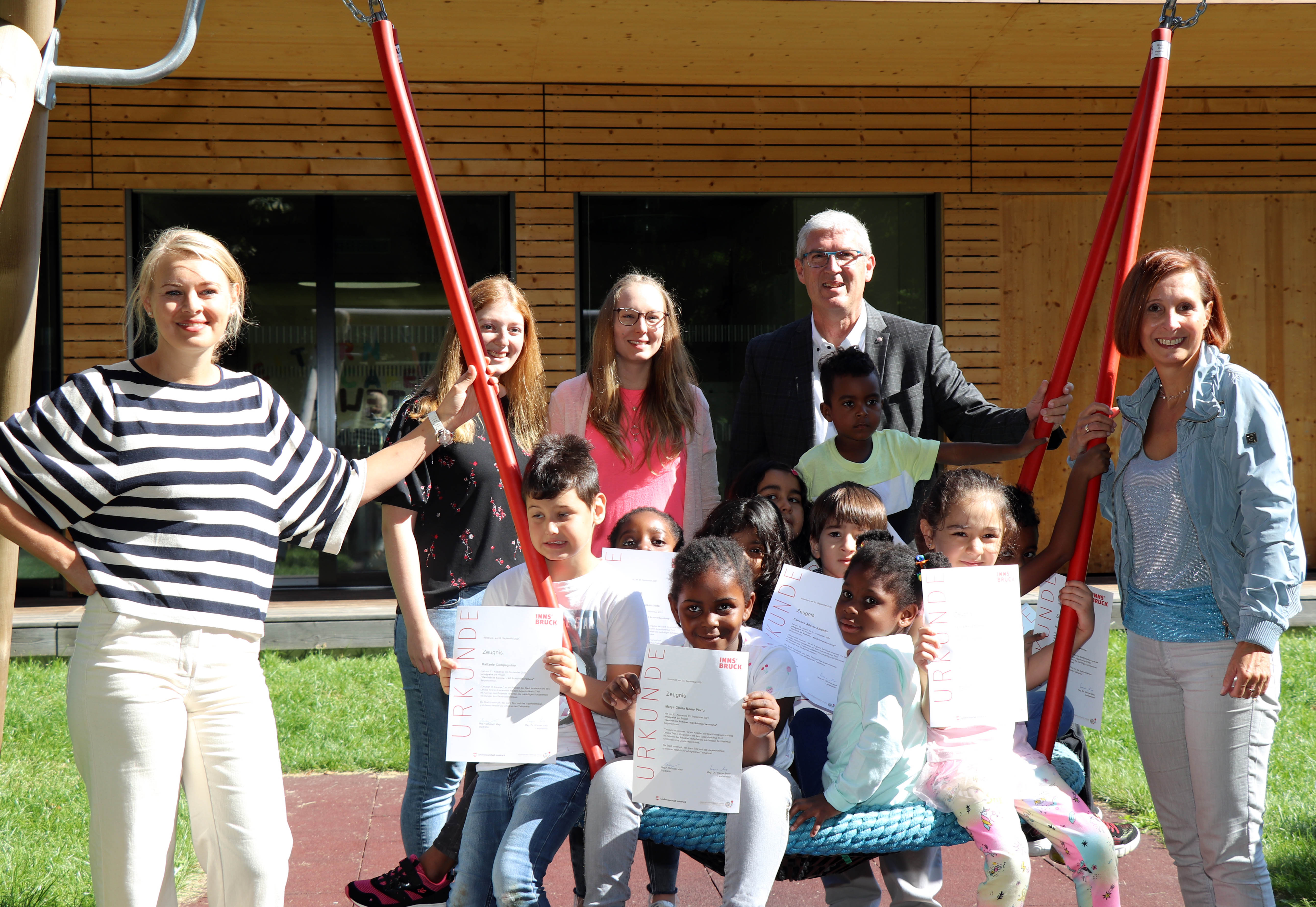 Strahlende Kinderaugen bei der Zeugnisvergabe. Stadträtin Elisabeth Mayr (l.), Wolfgang Haslwanter, stellvertretender Landesleiter Tiroler Jugendrotkreuz, Landesrätin Gabriele Fischer (r.) sowie die beiden Lehrerinnen Lena Kogler und Jasmin Schneider (2. bzw. 3. v. l.) freuten sich mit den Kindern.
