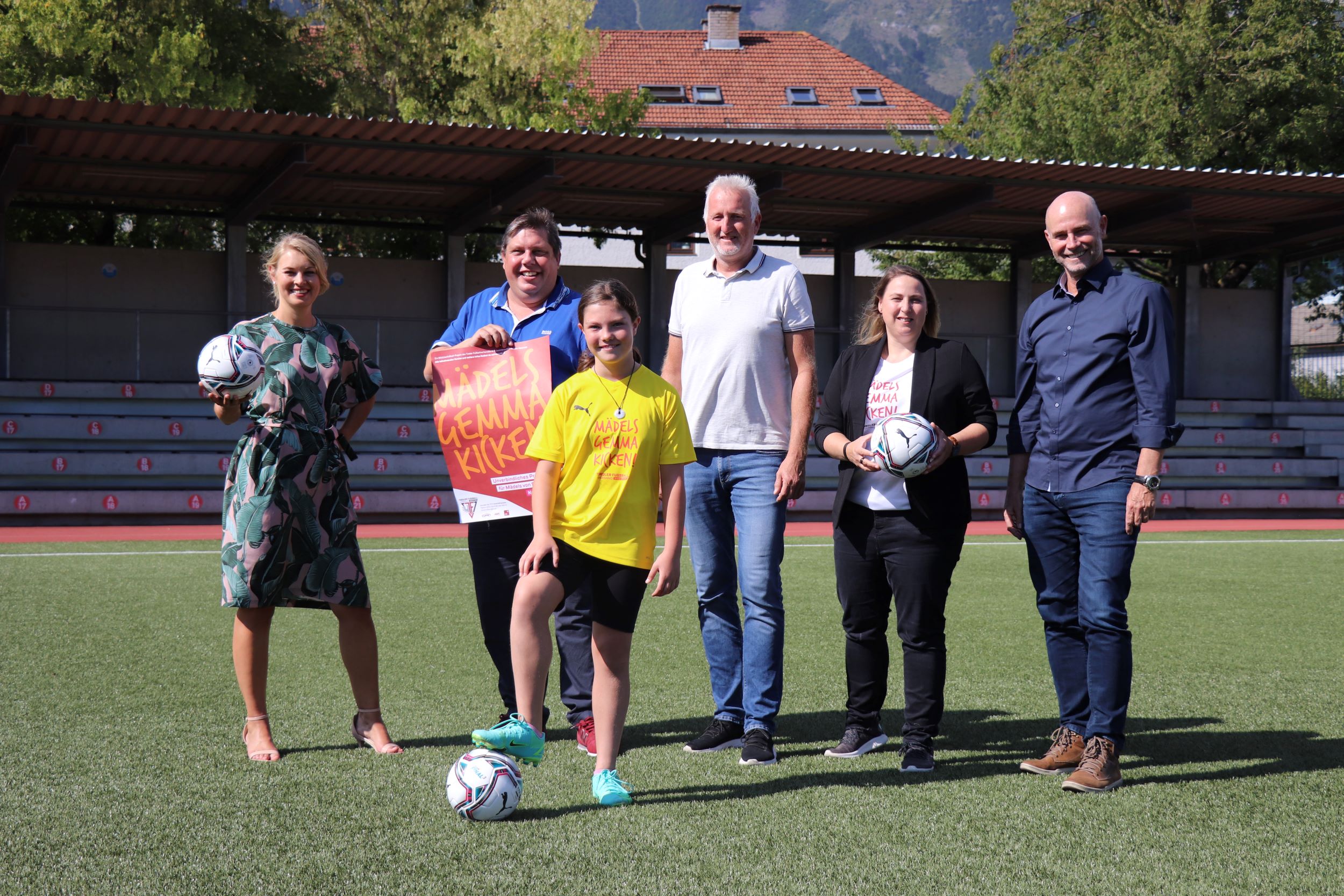 Sportstadträtin Elli Mayr, Vizepräsident Arno Bucher (Tiroler Fußballverband), Nachwuchskickerin Larissa, Obmann-Stv. Thomas Wöber (SVG Reichenau), Jennifer Giebl (Frauenreferentin des Fußballverbandes) und Sportamtsleiter Romuald Niescher freuen sich auf das Turnier und hoffen, damit weitere Mädchen für Fußball begeistern zu können.