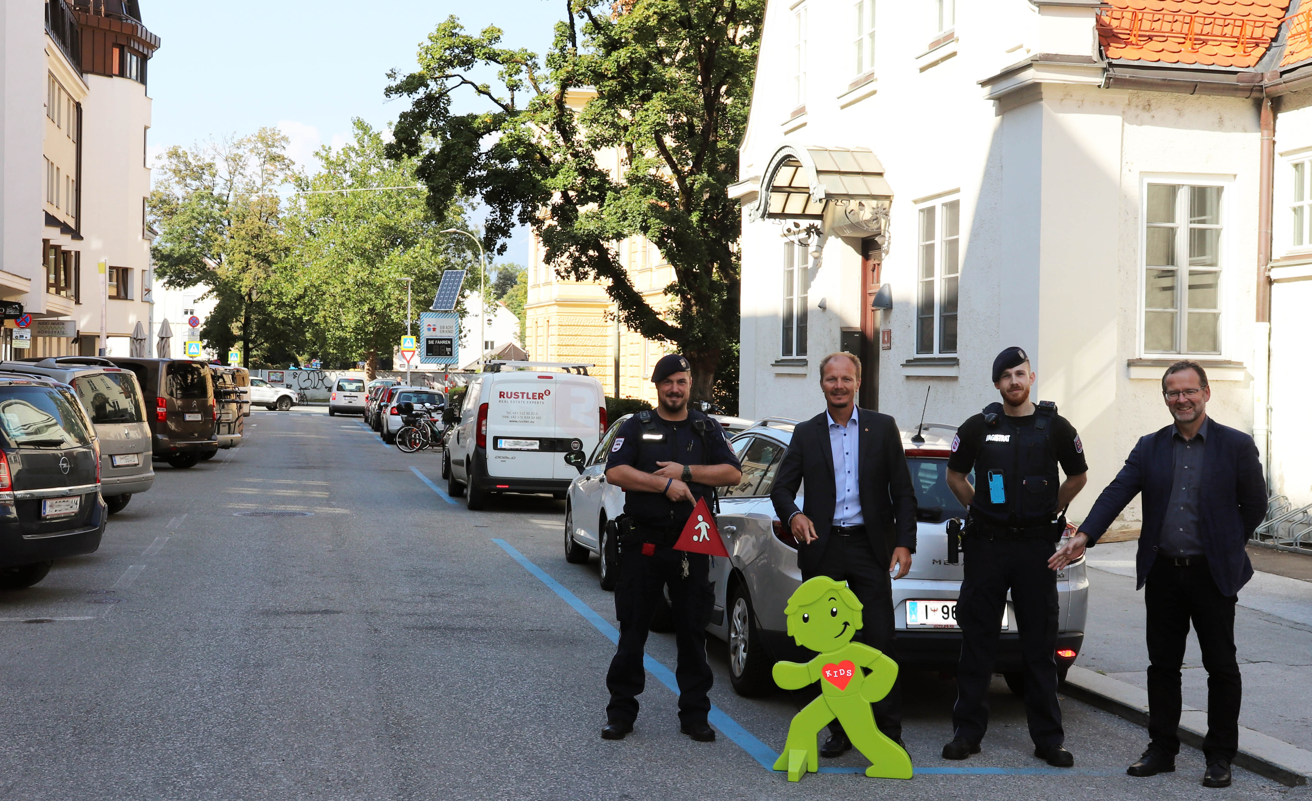Vizebürgermeister Johannes Anzengruber präsentierte gemeinsam mit dem Amtsleiter Allgemeine Sicherheit, Klaus Feistmantl, sowie zwei Vertretern der Mobilen Überwachungsgruppe (MÜG) die neuen StreetBuddies für mehr Sicherheit im Straßenverkehr.