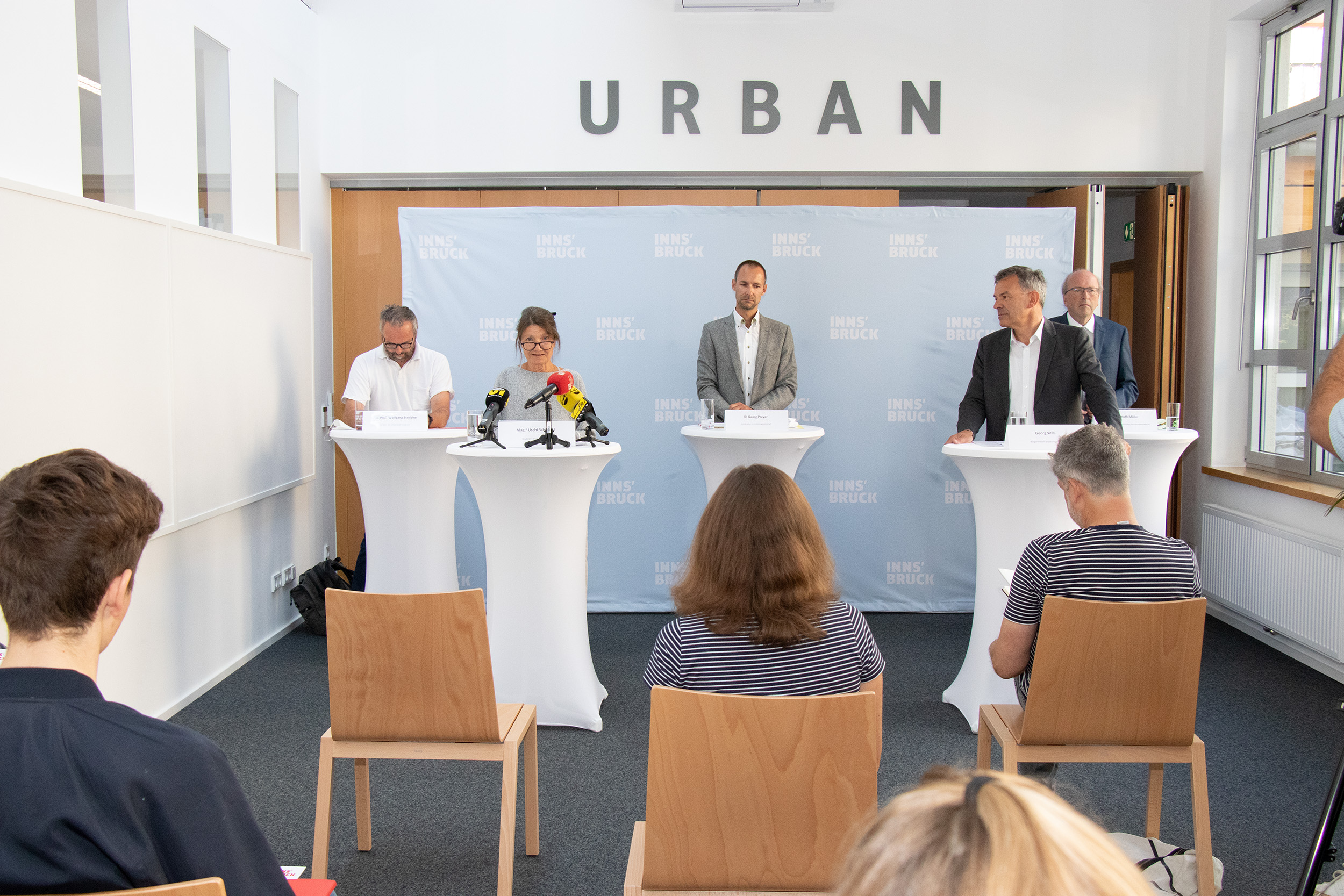 Starten die gemeinsame Mission "Innsbruck klimaneutral 2030" (v.l.): Wolfgang Streicher (Vizerektor Universität Innsbruck), Stadträtin Uschi Schwarzl, Georg Preyer (Geschäftsbereichsleiter IIG), Bürgermeister Georg Willi und Helmuth Müller (Vorstandsvorsitzender IKB).