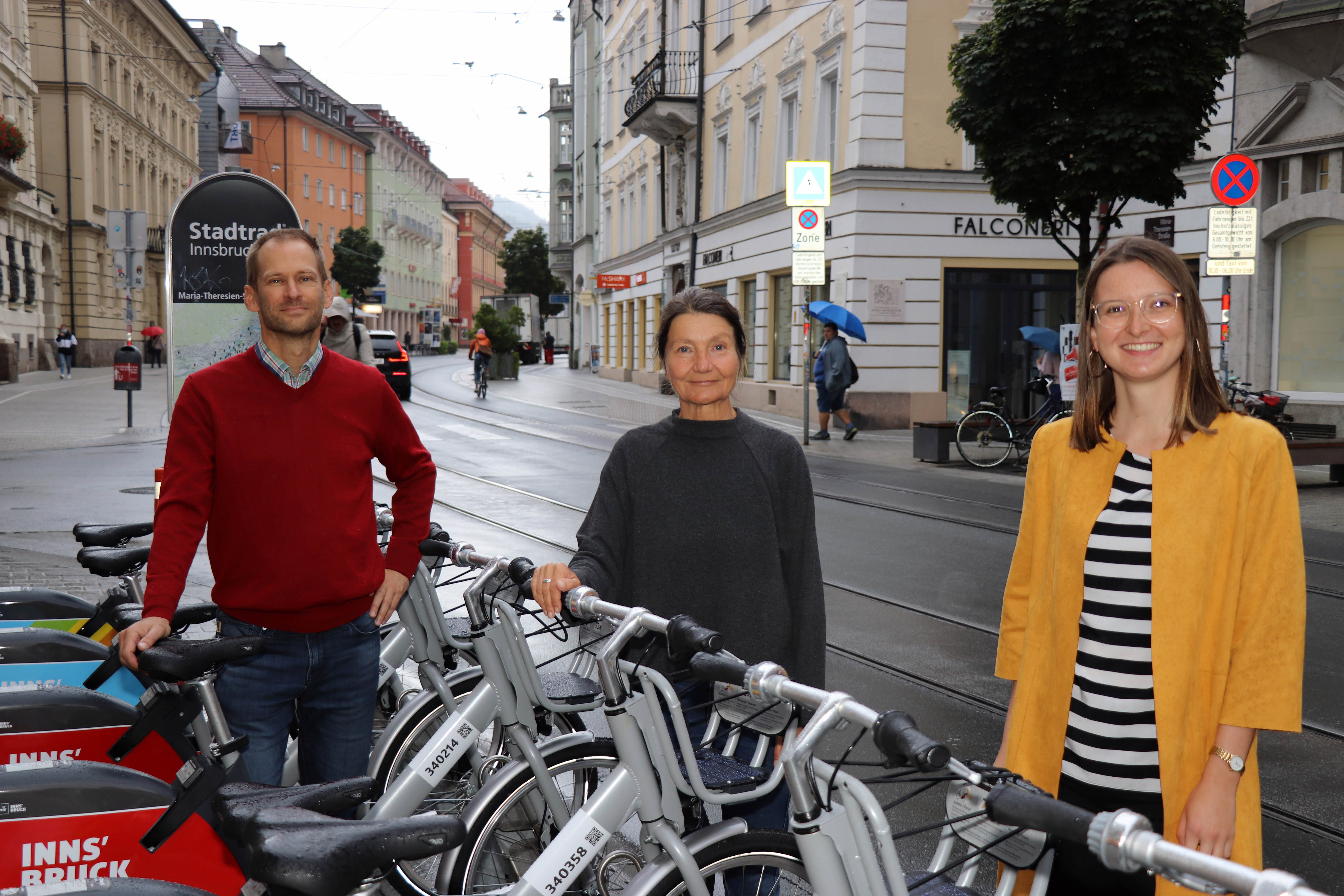 Stadträtin Uschi Schwarzl (M.), Gemeinderätin und Initiatorin Theresa Ringler sowie IVB-Projektleiter Thomas Hillebrand zeigen sich über die Entscheidung, die Stadträder an ausgewählten Tagen kostenfrei zur Verfügung zu stellen, erfreut.
