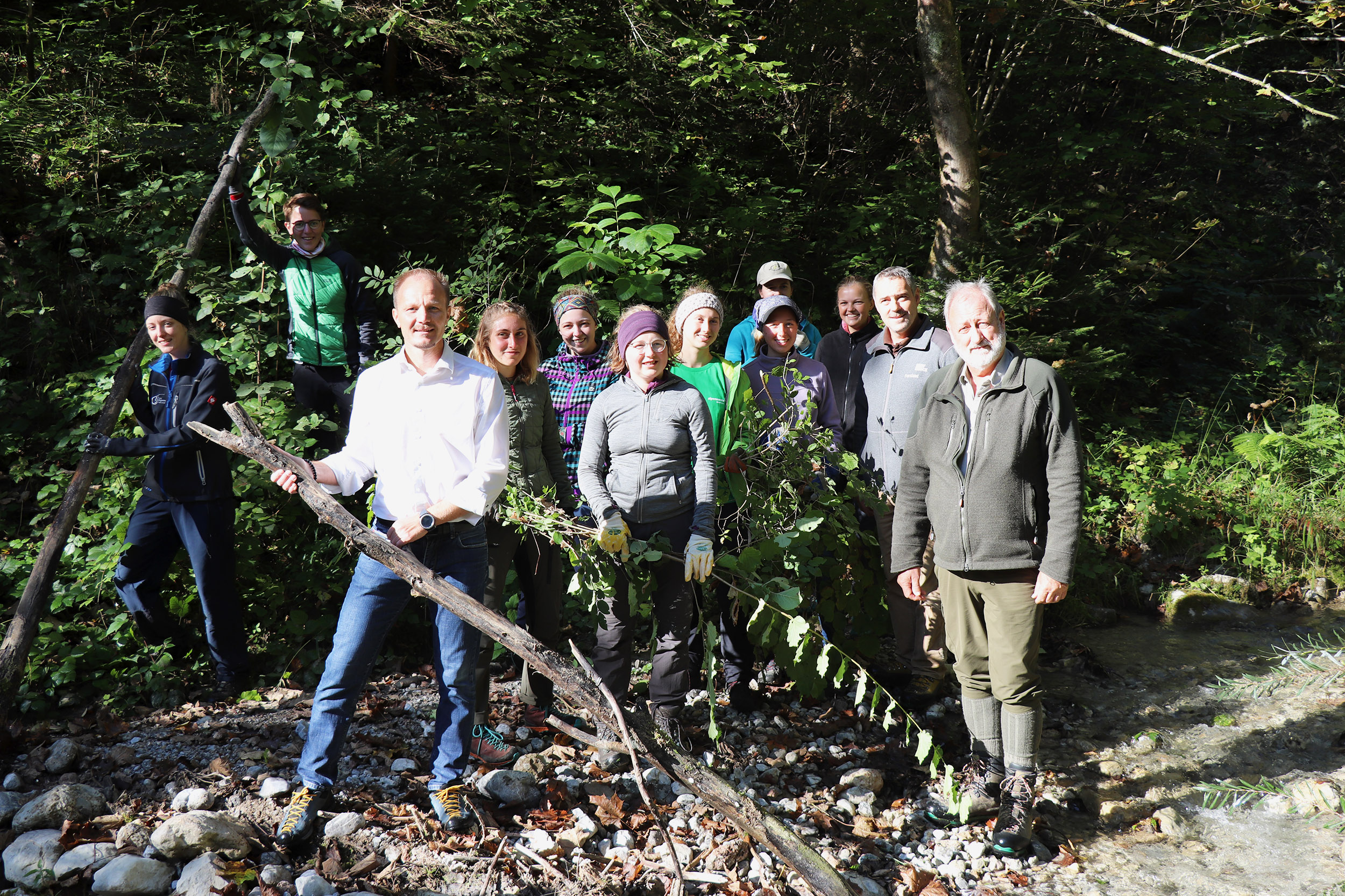Vizebürgermeister Johannes Anzengruber und Förster Kurt Pröller (re.) lobten den Einsatz der freiwilligen HelferInnen.