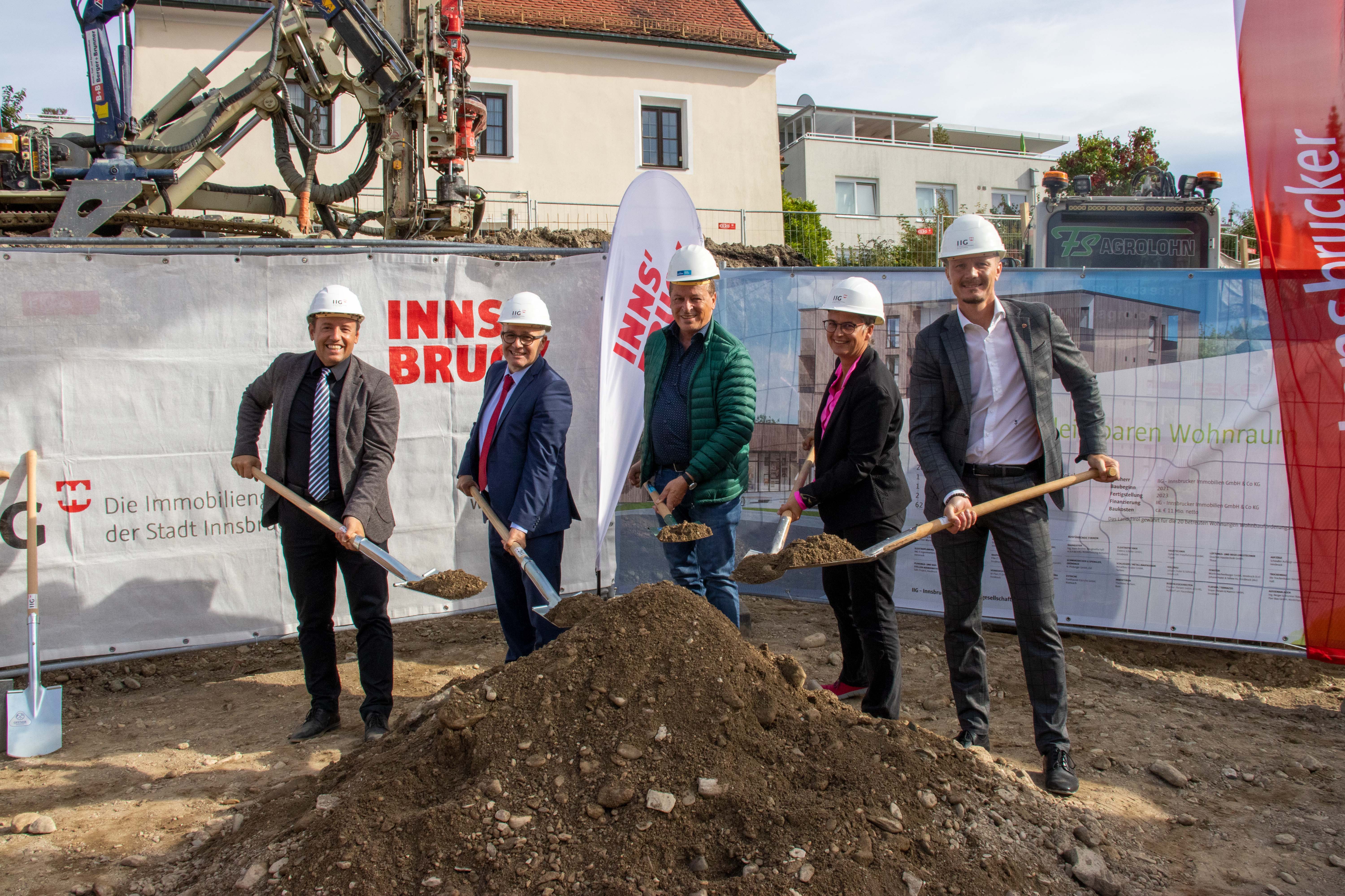 Die IIG-Aufsichtsratsmitglieder (v.l.n.r.) Franz Danler (IIG-Geschäftsführer), GR Markus Stoll, GR Helmut Buchacher, Verena Kaiser und Vizebürgermeister Johannes Anzengruber waren ebenfalls beim Spatenstich anwesend.
