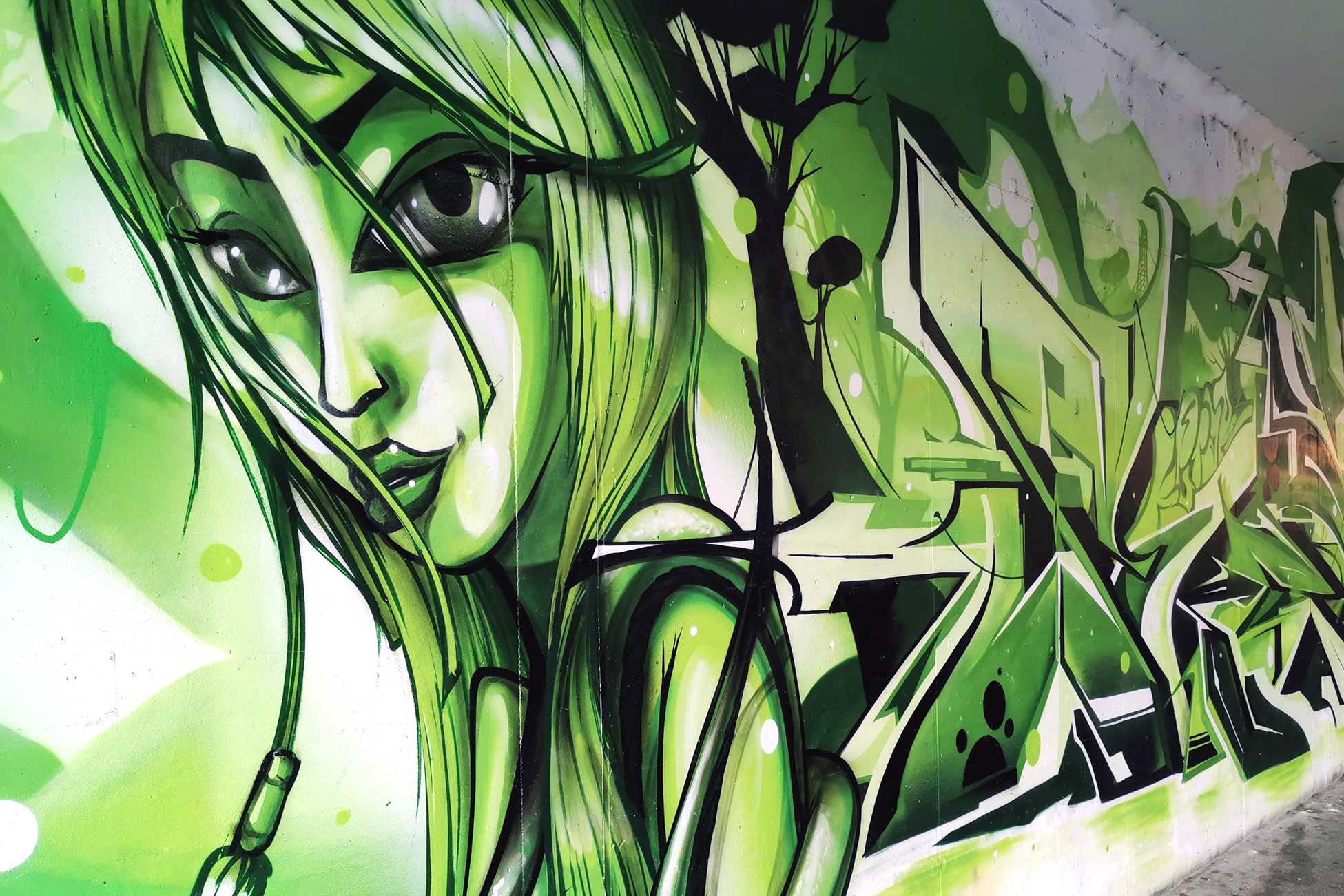 Graue Betonwände verwandeln sich durch Graffiti in fantastische Bilderwelten.