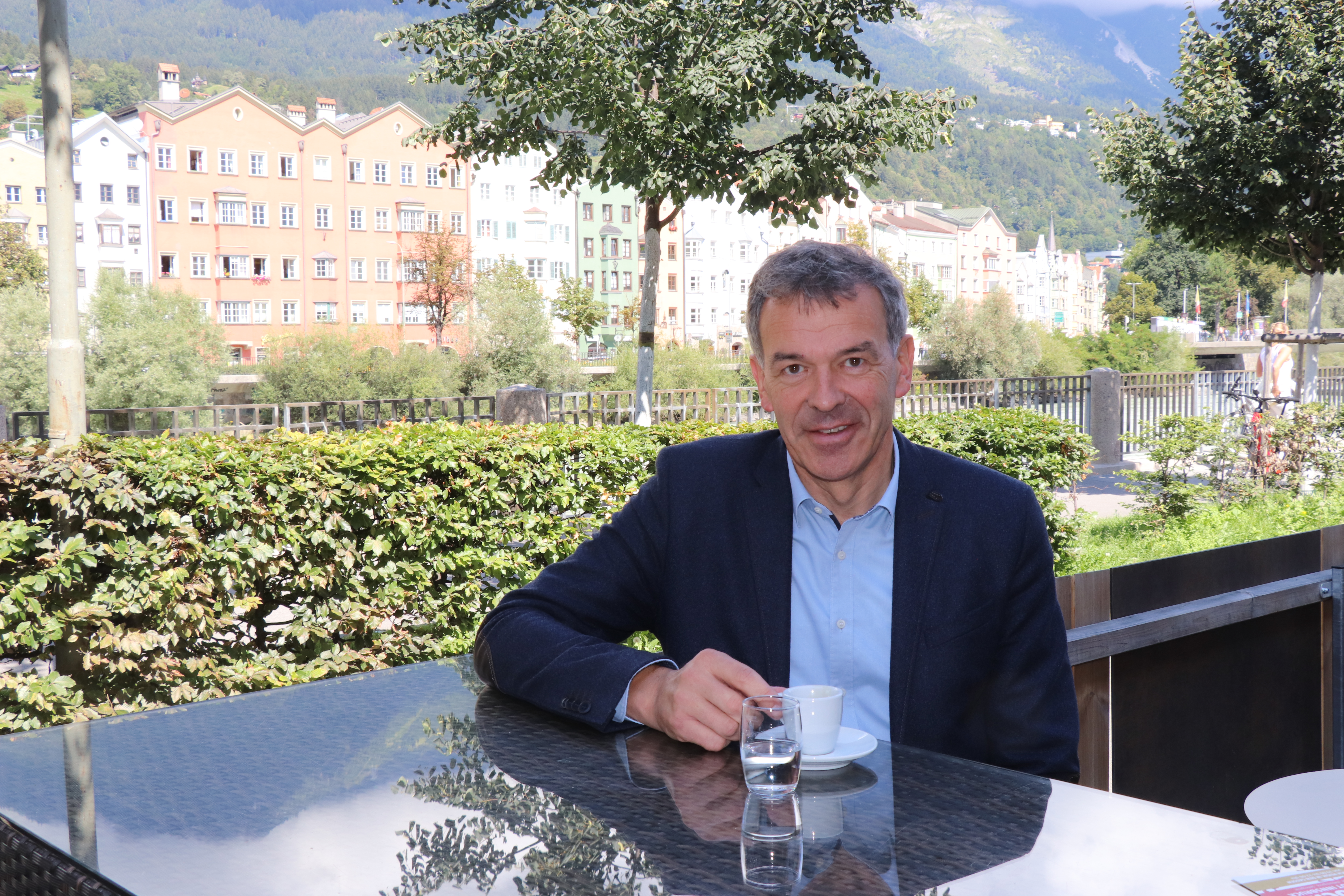 Der Marktplatz ist einer der Lieblingsplätze von Bürgermeister Georg Willi. Die Menschen, die Stadt, der Fluss, die Berge im Hintergrund – für ihn kommt hier alles zusammen, was Innsbruck ausmacht.