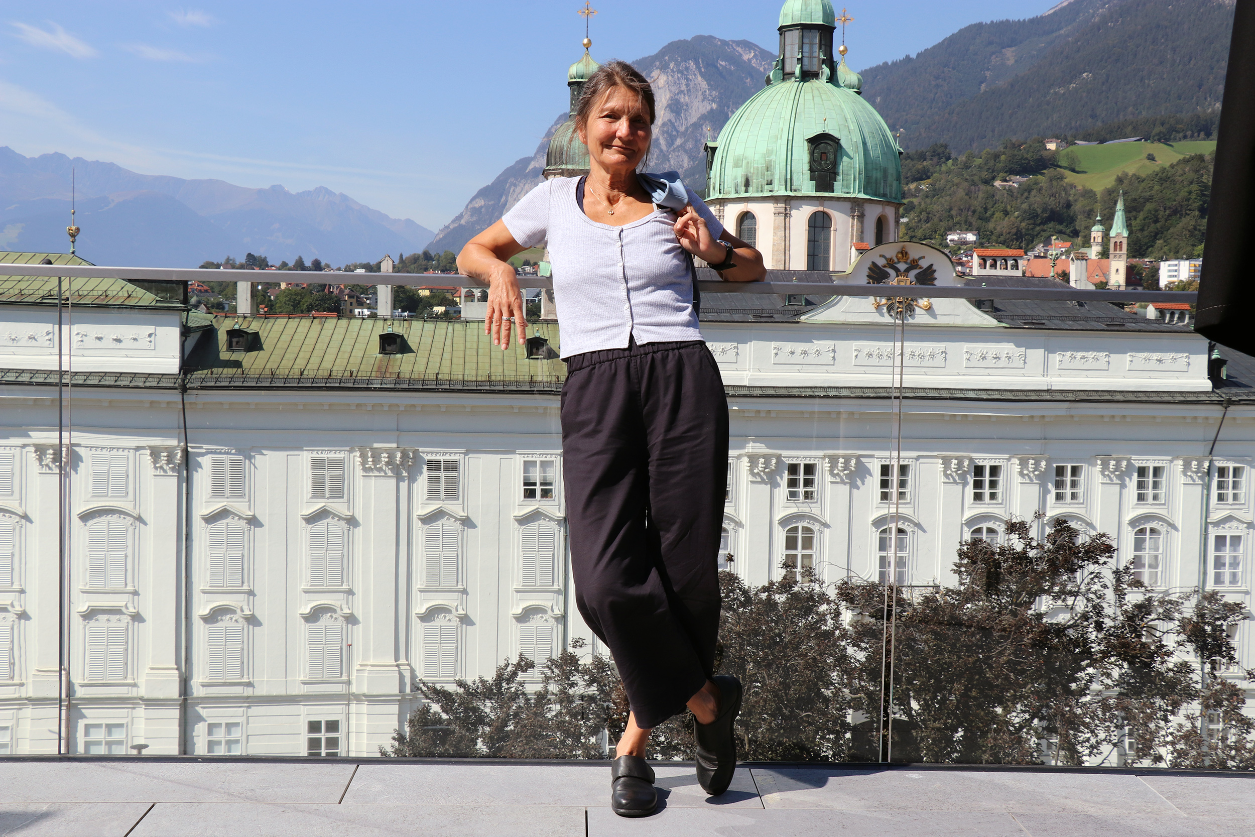 Die öffentliche Terrasse im Haus der Musik Innsbruck eröffnet ganz neue Sichtweisen auf Stadt und Berge. Für Stadträtin Schwarzl steht sie für die Symbiose von Kultur und Natur. Beim Blick hinunter freut sie sich auf die anstehende Rennweggestaltung.