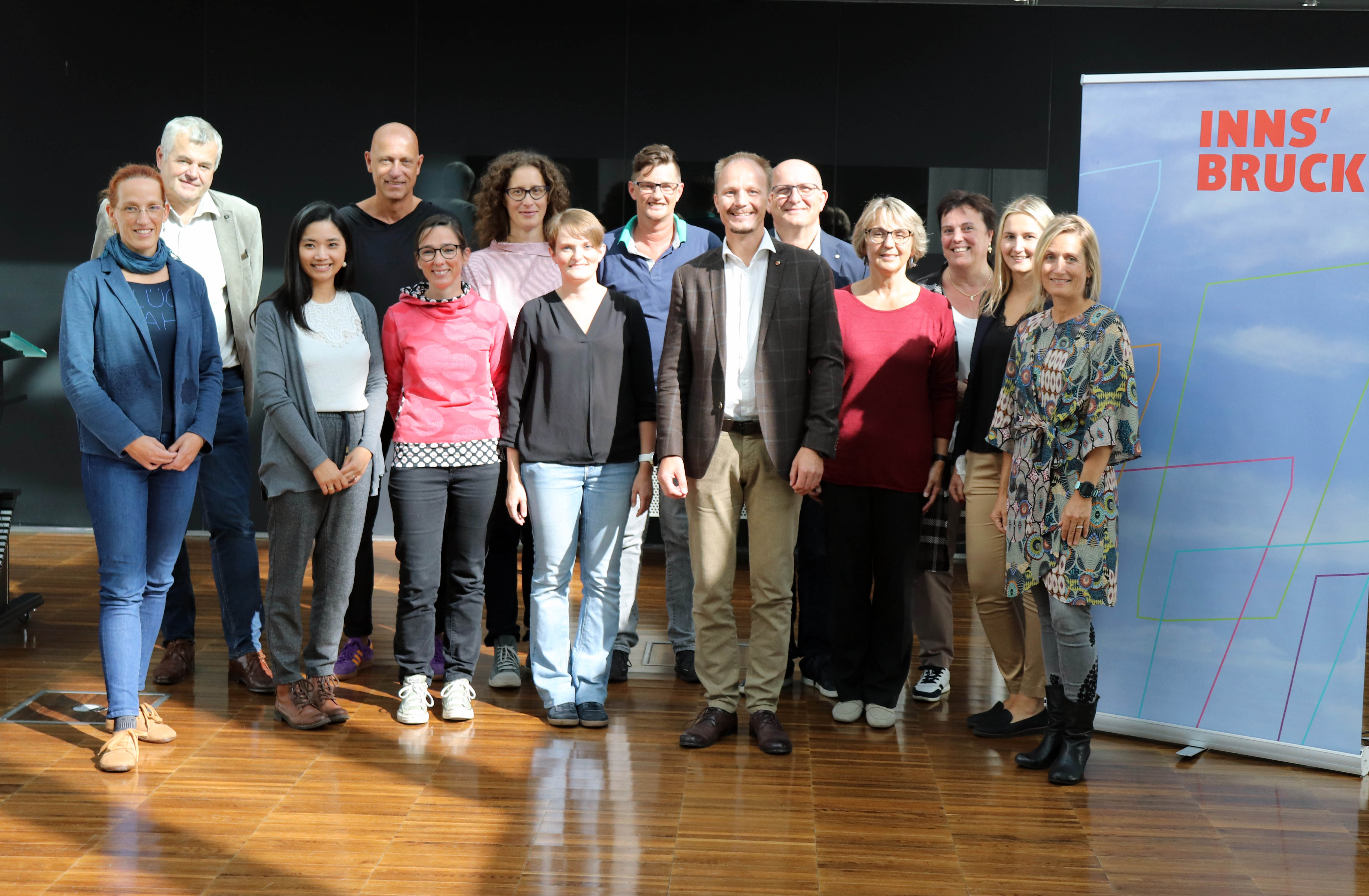 Auf Einladung von Vizebürgermeister Johannes Anzengruber kamen Ende September alle in der Stadt Innsbruck ansässigen Pflegeorganisationen zu einem Runden Tisch „Mobile Pflegedienste“ zusammen. Dabei wurden die aktuellen Stärken und Herausforderungen aus der täglichen Arbeit besprochen. Unter Einbindung der SpezialistInnen ging es vor Allem um die Zukunft der Pflege, die Attraktivierung des Pflegeberufes, Angebotserweiterungen, wie z. B. die verstärkte Demenzbetreuung, Hauswirtschaftsdienste und die weitere Einbindung engagierter Ehrenamtlicher.
