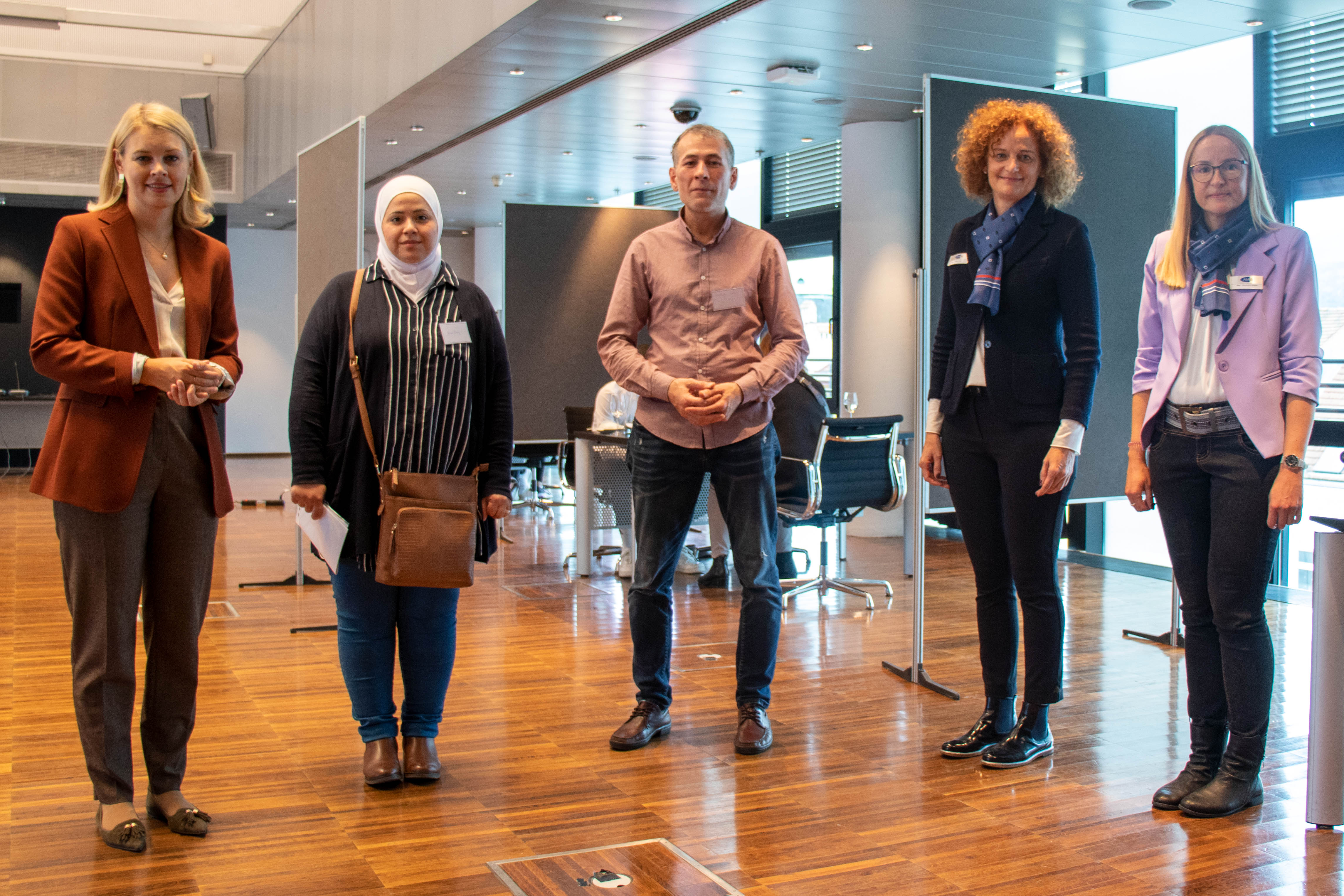 Stadträtin Elisabeth Mayr (l.) machte sich gemeinsam mit Vertreterinnen vom AMS Tirol ein Bild vor Ort. Alaa (2.v.l.) und Zurab (M.) informierten sich bei einem der elf Betriebe.