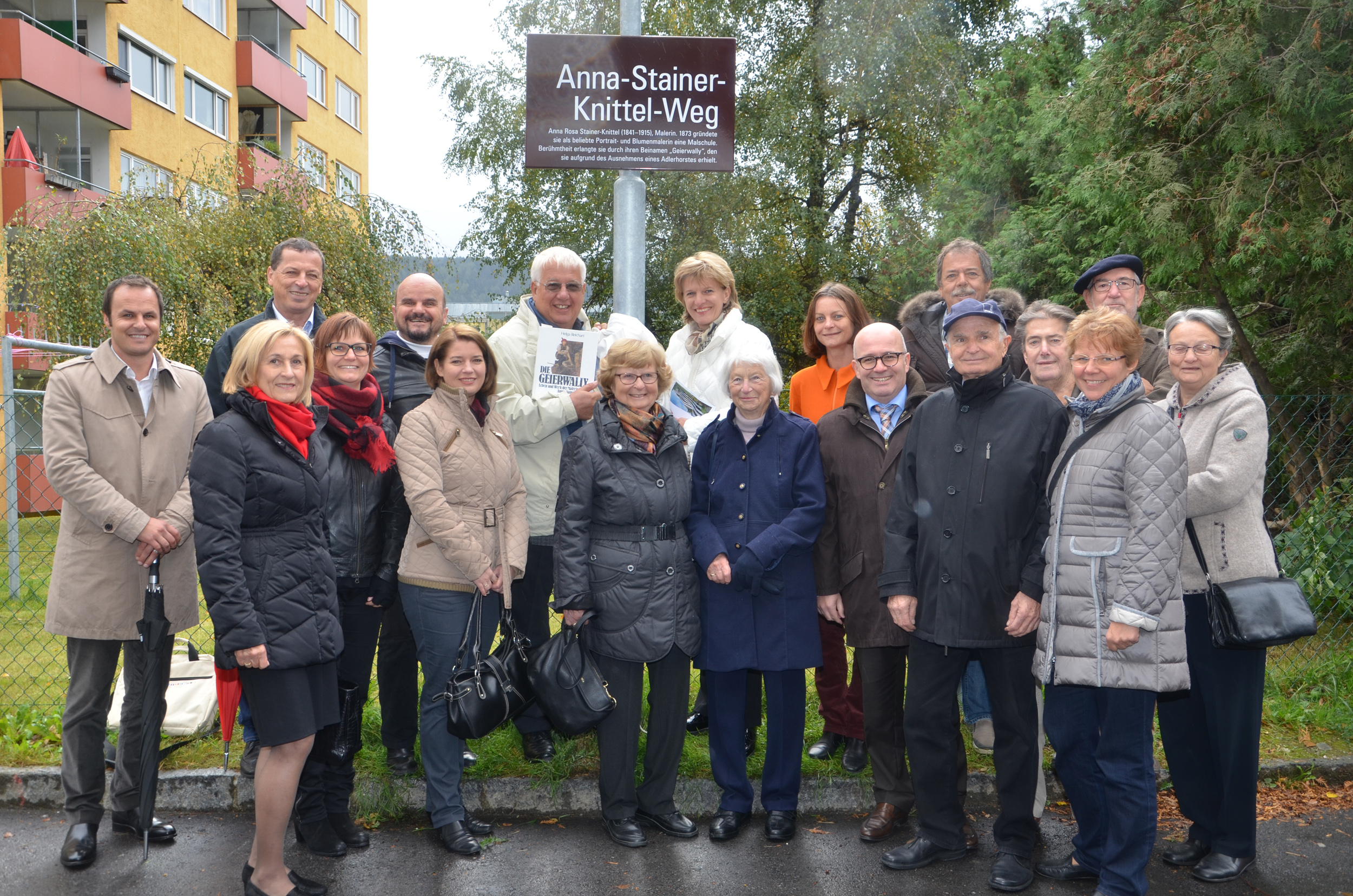 Urgroßneffe und Vertreter der Lechtaler Delegation Toni „Bluatschink“ Knittel, Urenkel und „Familiensprecher“ Helmut Pechlaner, Bürgermeisterin Christine Oppitz-Plörer, Vizebürgermeisterin Sonja Pitscheider und Stadtrat Gerhard Fritz bei der feierlichen Eröffnung des Anna-Stainer-Knittel-Weges. (hintere Reihe 3.v.l.)