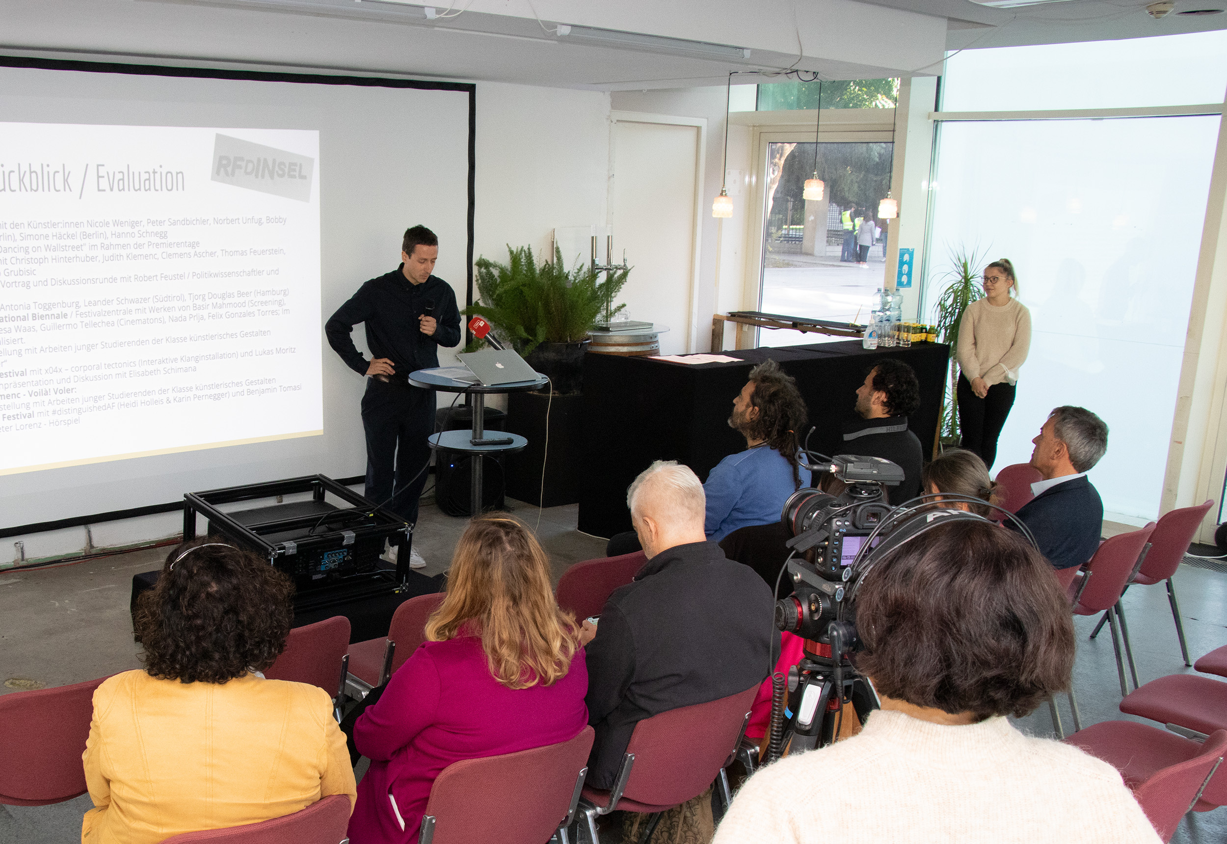 Severin Sonnewend präsentierte das Konzept "KUBUS space for arts" im Beisein von Bürgermeister Georg Willi, Kulturstadträtin Uschi Schwarzl und GemeinderätInnen von Grünen, SPÖ, ALI und NEOS.