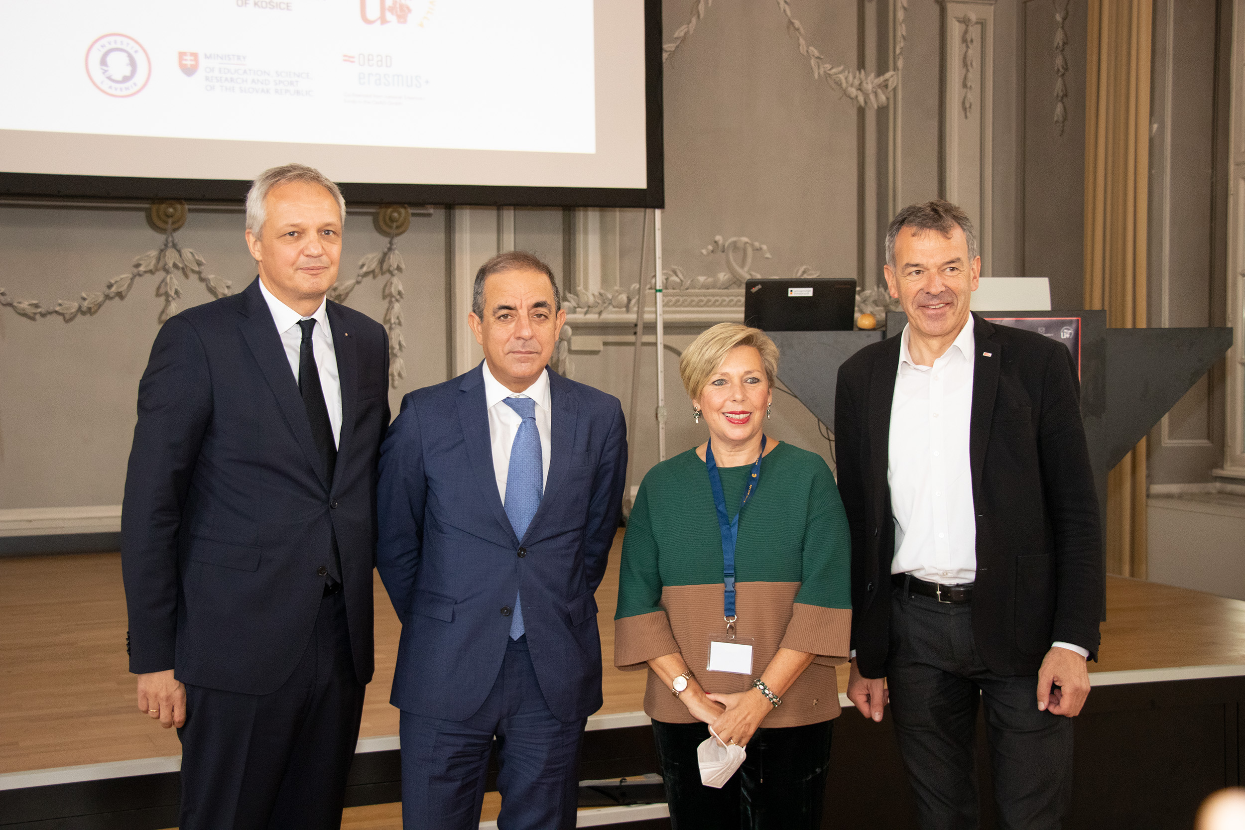 Wie können sich Universitäten über Landesgrenzen hinweg digital und "in echt" besser vernetzen? Darum dreht sich das europäische Projekt "Ulysseus", das sechs europäische Hochschulen Ende 2020 gestartet haben: die Universitäten Sevilla (Spanien), Genua (Italien), Cote d'Azur (Frankreich), die Technische Universität Kozice (Slowakei), die Haaga-Helia Hochschule Helsinki (Finnland) und das Management Center Innsbruck (MCI) - die unternehmerische Hochschule. Bei einem Treffen in Innsbruck wurden die bisher bei Online-Konferenzen erzielten Ergebnisse diskutiert. Im Mittelpunkt stand das Thema Mobilität. 163.500 Studierende und mehr als 19.000 MitarbeiterInnen sollen von dem internationalen Austausch profitieren. Bürgermeister Georg Willi begrüßte die rund 60 TeilnehmerInnen gemeinsam mit Siegfried Walch vom MCI, Rektor Miguel Angel Castro Arroyo von der Universität Sevilla und Projektkoordinatorin Carmen Vargas (v.l.).
(WG)