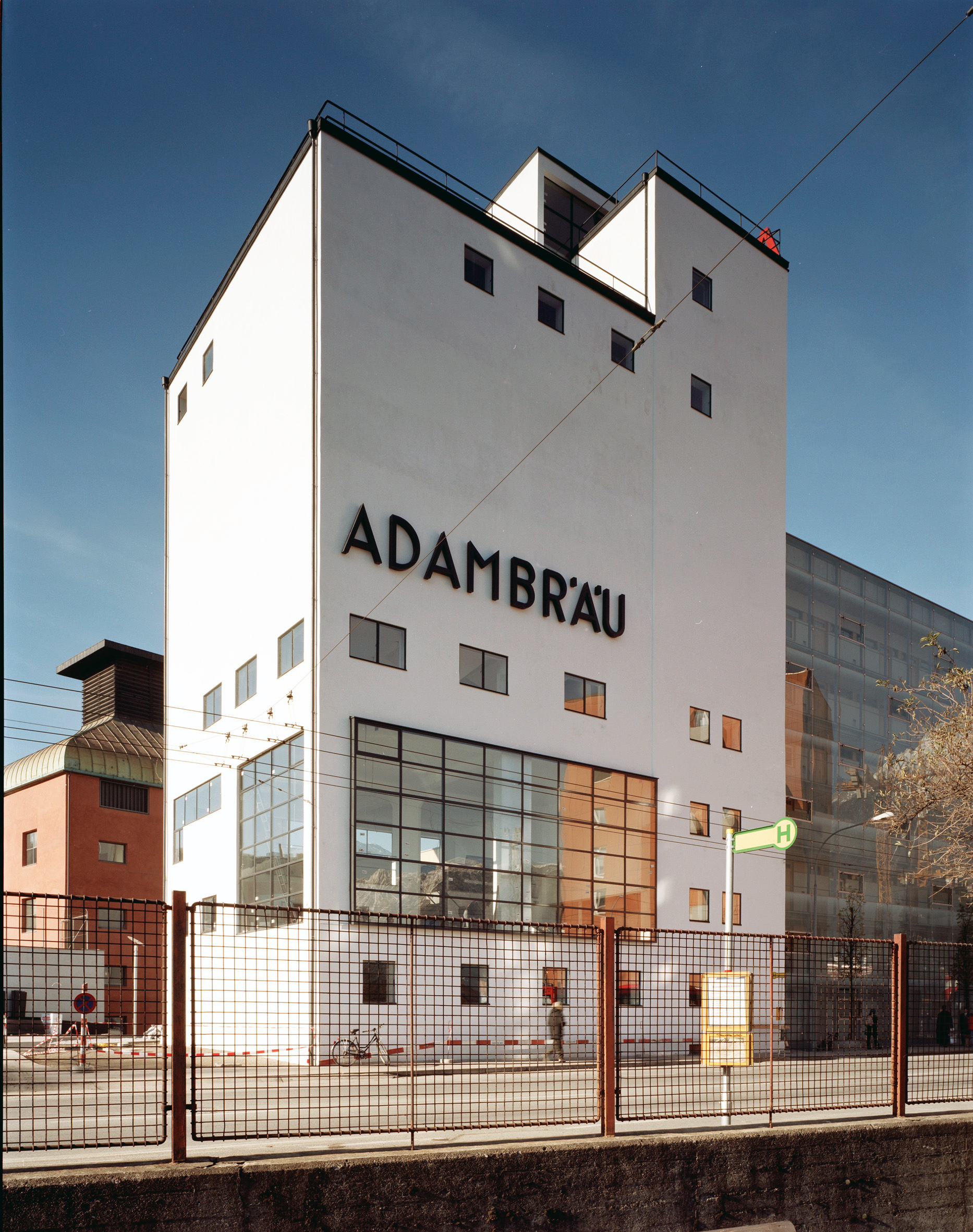 Ebenfalls von Welzenbacher, einem Vertreter der klassischen Tiroler Moderne, stammt das ehemalige Sudhaus des Adambräu, in dem sich heute das Architekturzentrum aut.architektur und tirol sowie das Archiv für Baukunst befinden.