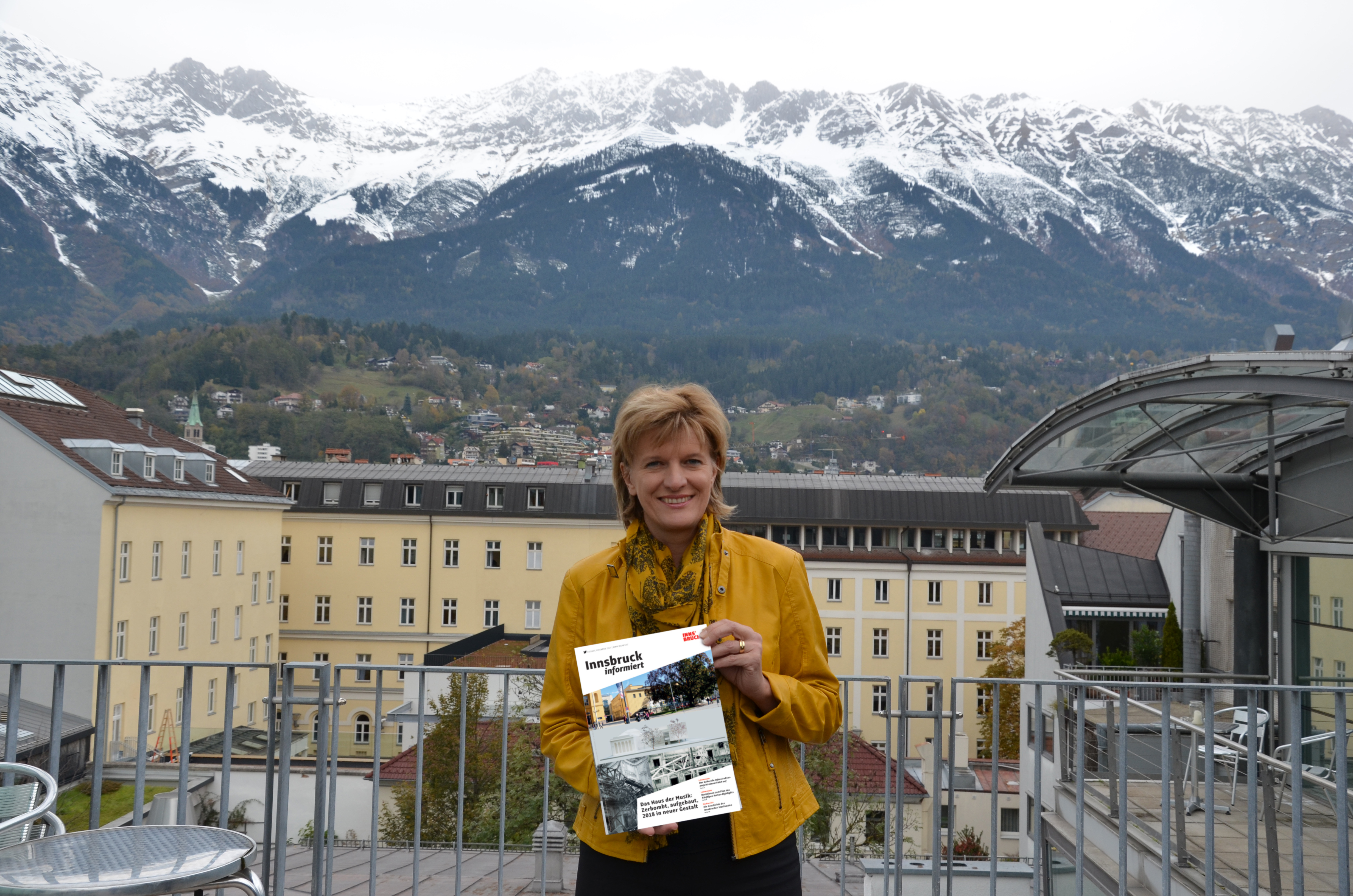 Bürgermeisterin Christine Oppitz-Plörer mit der neuen "Innsbruck informiert".