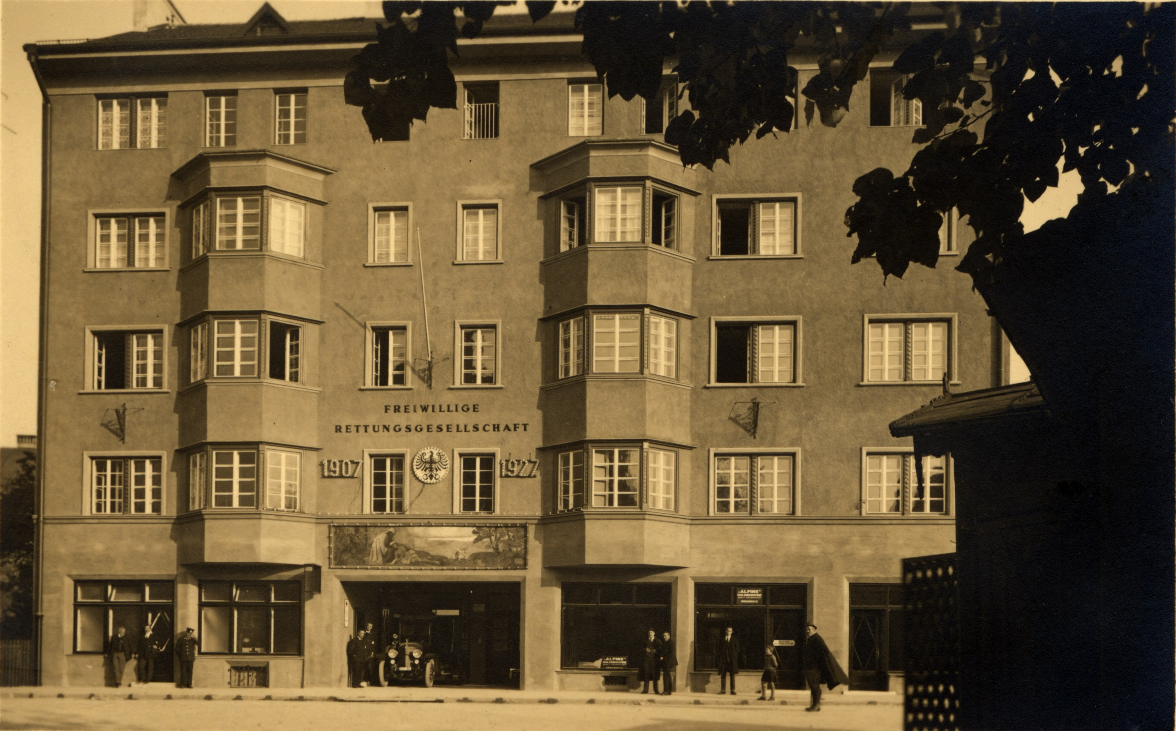 Das Rettungsheim in der Wilhelm-Greil-Straße 23 kurz nach der Fertigstellung im Jahre 1927. Über der Einfahrt in den Hof ein Gemälde des Innsbrucker Malers Hans Zötsch mit dem Sujet des Gleichnisses vom barmherzigen Samariter.
