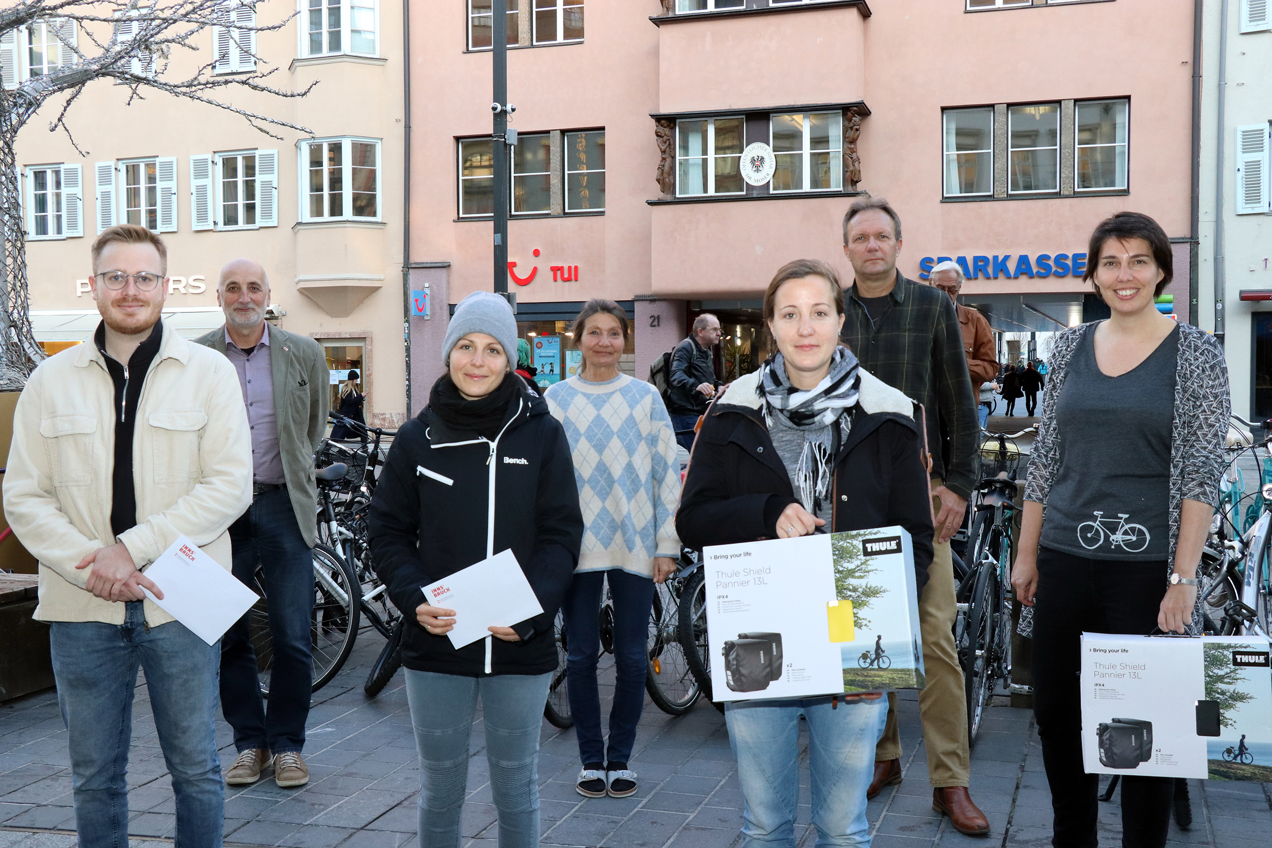 Radkoordinator Christian Schoder (2.v.l.) und Mobilitätsstadträtin Uschi Schwarzl (4.v.l.) gratulierten den diesjährigen GewinnerInnen des Fahrradwettbewerbs Christoph Sammer (l.) und Marilena Bachler (3.v.r.) sowie den GewinnerInnen aus dem Innsbrucker Stadtmagistrat Jennifer Bachler Nagele (3.v.l.), Arnold Poller (2.v.r.) und Teresa Pröll (r.).
