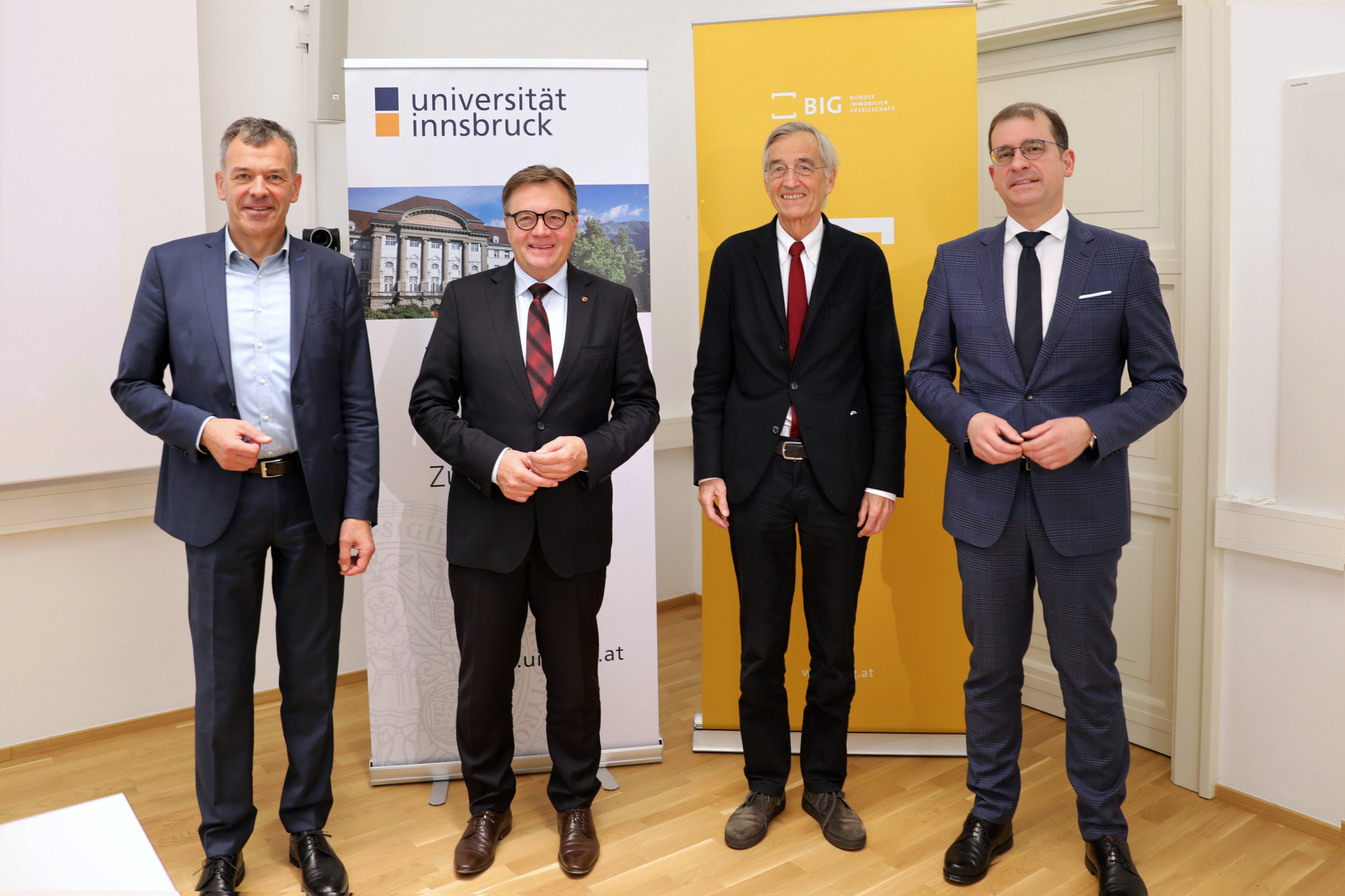 Das Finanzministerium und das Wissenschaftsministerium erteilten die Planungsfreigabe für das Bauprojekt „Haus der Physik“, das die Bundesimmobiliengesellschaft (BIG) für die Universität Innsbruck errichten wird. Entstehen wird die Einrichtung am Campus Technik der Universität Innsbruck im Westen der Tiroler Landeshauptstadt. Der Architekturwettbewerb für die Planung des Neubaus läuft bereits und im Sommer 2022 wird das Siegerprojekt voraussichtlich feststehen. Mit dem Bau wird planmäßig im Herbst 2024 gestartet. Bürgermeister Georg Willi, Landeshauptmann Günther Platter, Rektor Tilmann Märk und BIG-Geschäftsführer Hans-Peter Weiss (v.l.n.r.) freuen sich über den Startschuss für das moderne Universitätsgebäude.