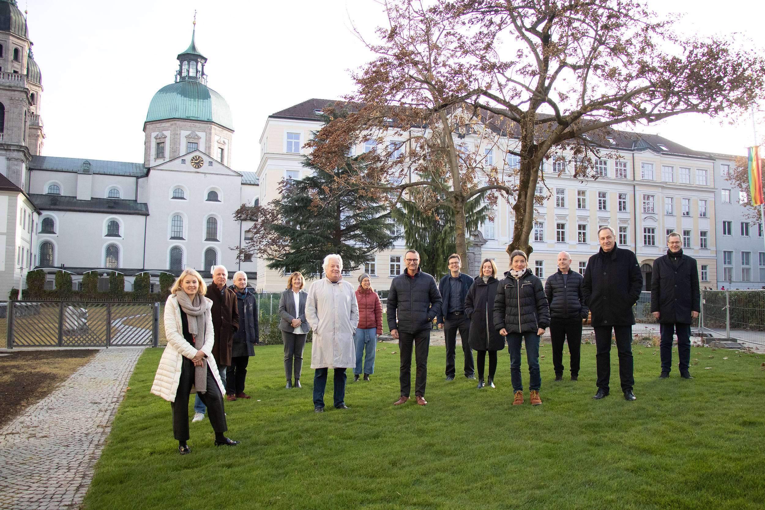 Der neu gestaltete Garten freut alle Beteiligten und NachbarInnen (v.l.) Stadträtin Elisabeth Mayr, Architekt Johannes Wiesflecker, Michael Pfleger (Abteilung Planung, Baurecht und Technische Infrastruktur), Direktorin Rosmarie Knoflach (Akademisches Gymnasium), Rainer Köberl, Lisa Stöllnberger (Amt für Grünanlagen), Klaus Miller (Universität Innsbruck), Markus Pinter (Amt für Grünanlagen), Katharina Walter (Tiroler Landesmuseum), Stadträtin Uschi Schwarzl, Arno Ritter, Hanspeter Mühlegger (BIG) und Liborius Lumma (Studiendekan der Theologischen Fakultät).