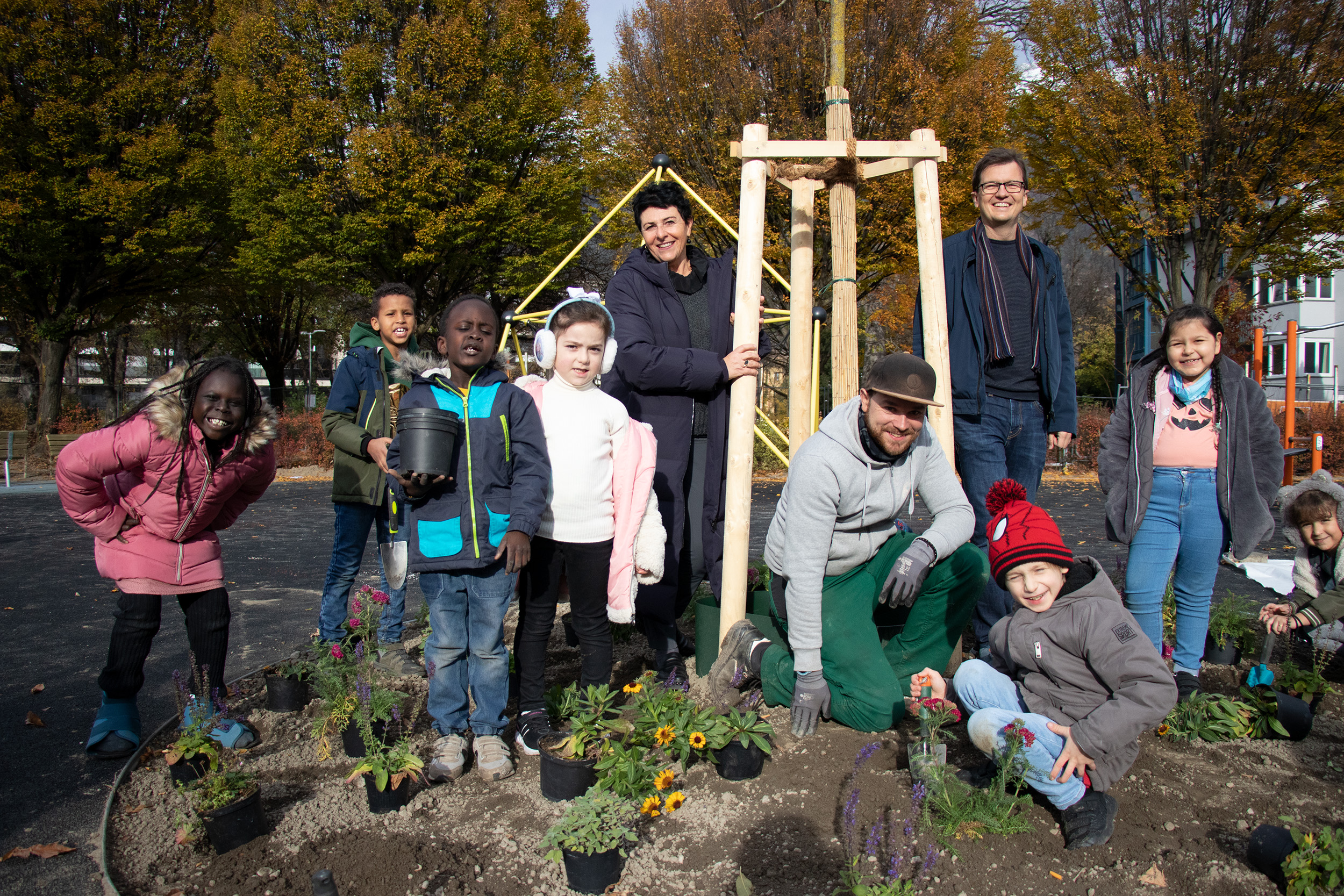 Kinder der Volksschule Leitgeb I mit Direktorin Andrea Hofstädter-Binna und Referatsleiter Markus Pinter von den Grünanlagen- Planung und Bau hatten viel Spaß bei der Pflanzenaktion.