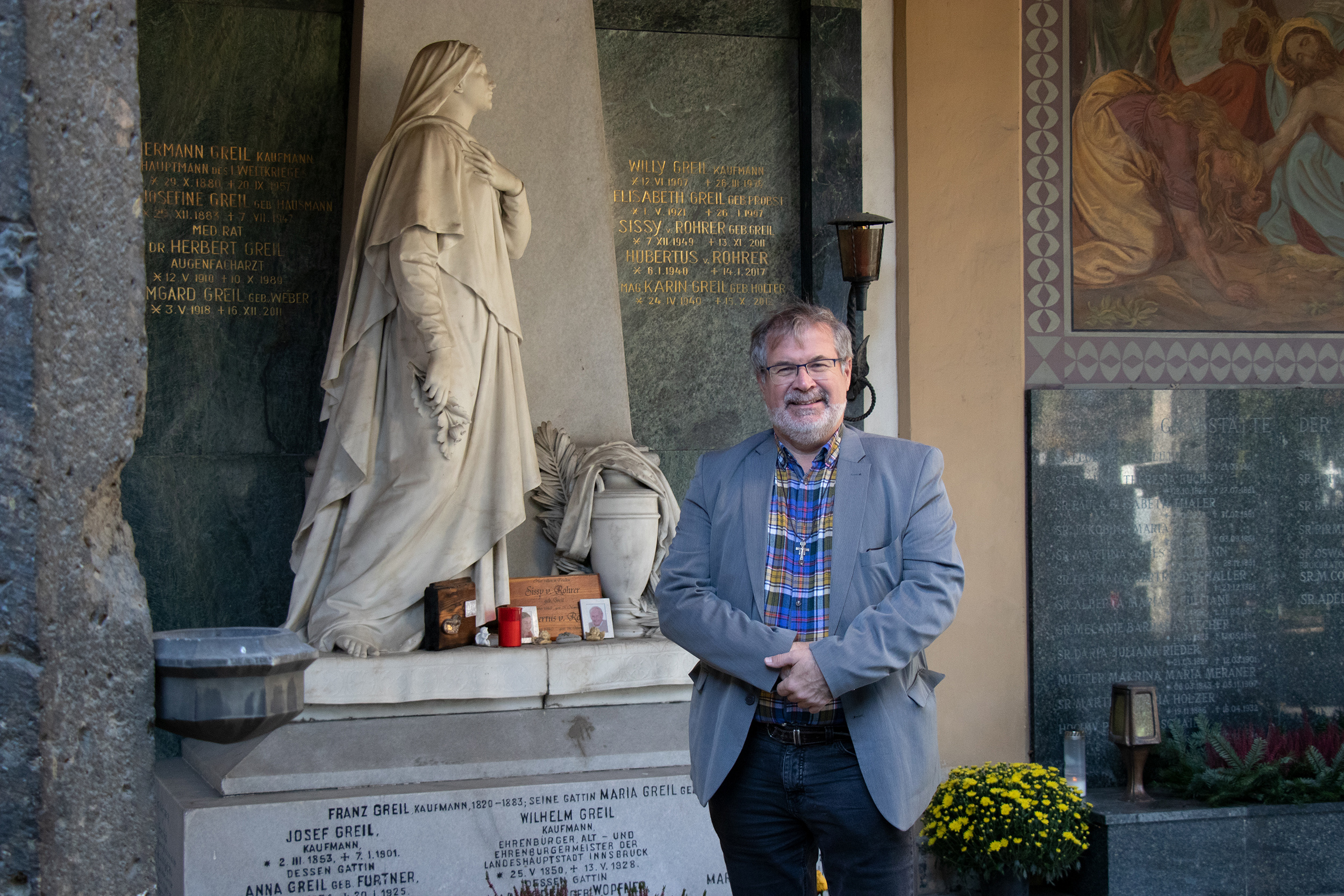 Herr über Innsbrucks Friedhöfe: Alexander Legniti vor dem Grabmal von Wilhelm Greil am Westfriedhof.