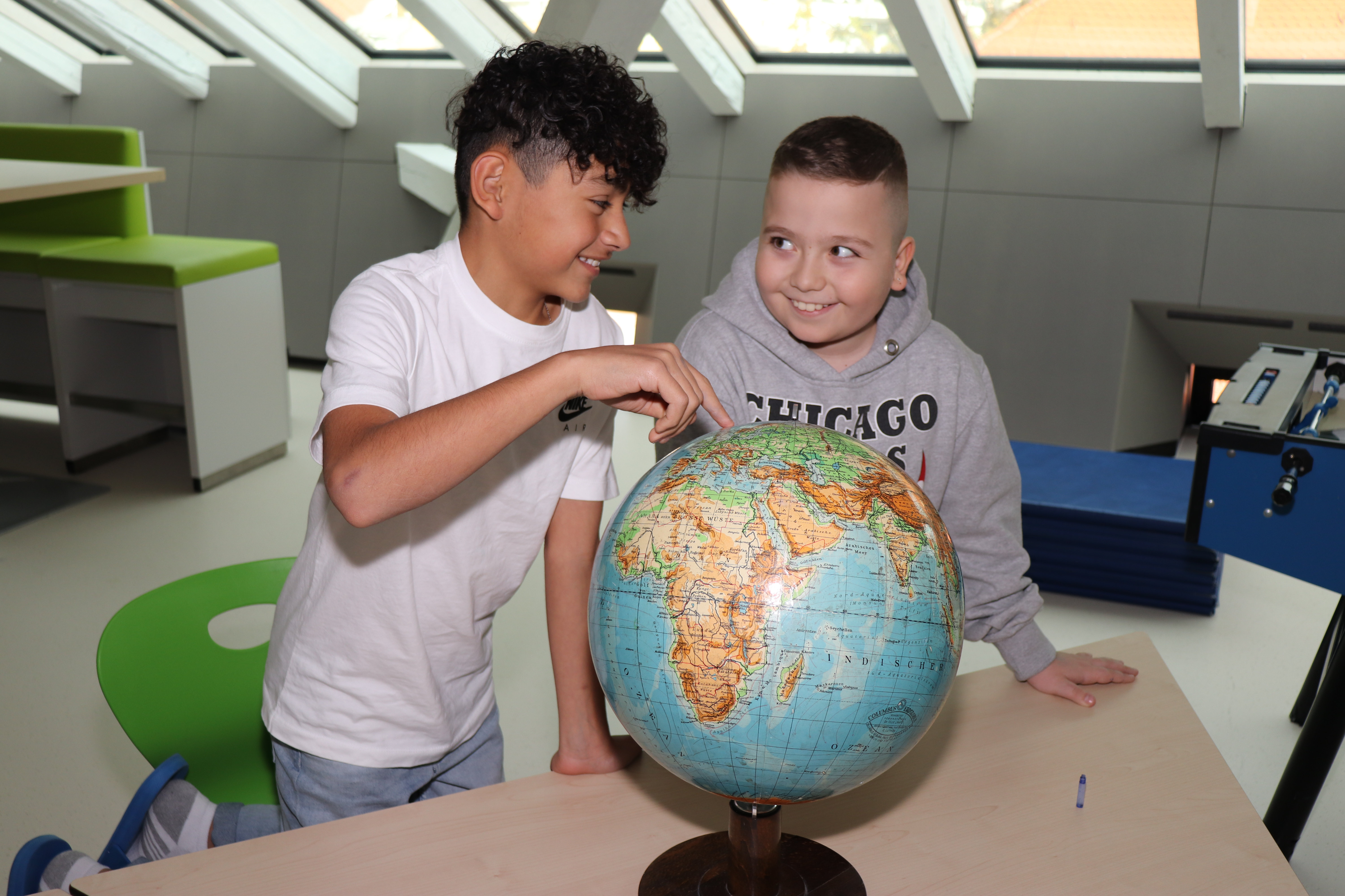 Während der Lernzeiten werden die Hausübungen erledigt – so auch in der Nachmittagsbetreuung in der Mittelschule Ilse-Brüll-Gasse. Die Kinder unterstützen sich dabei gegenseitig.