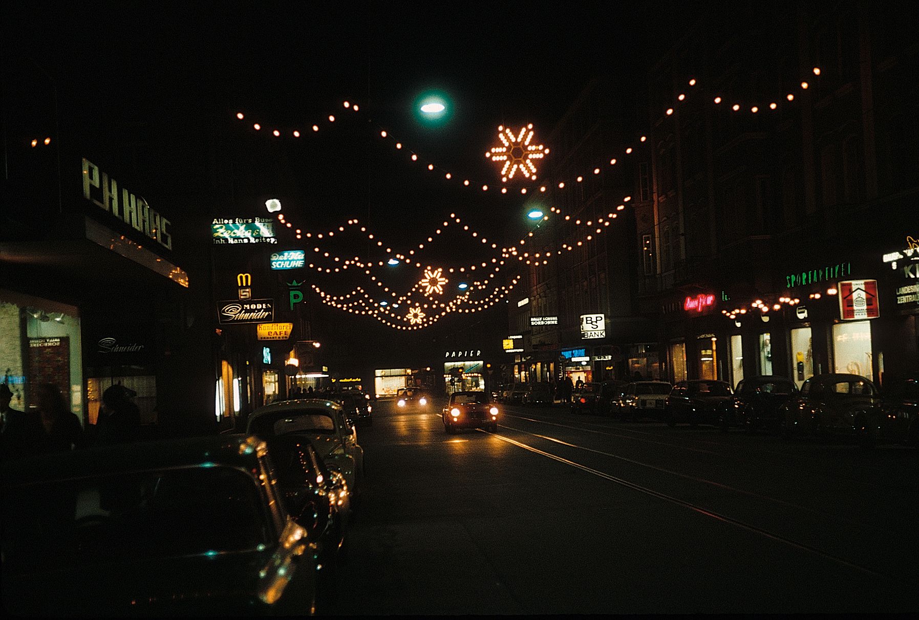 Weihnachtsbeleuchtung in der Museumstraße Blickrichtung Marktgraben, um 1970.