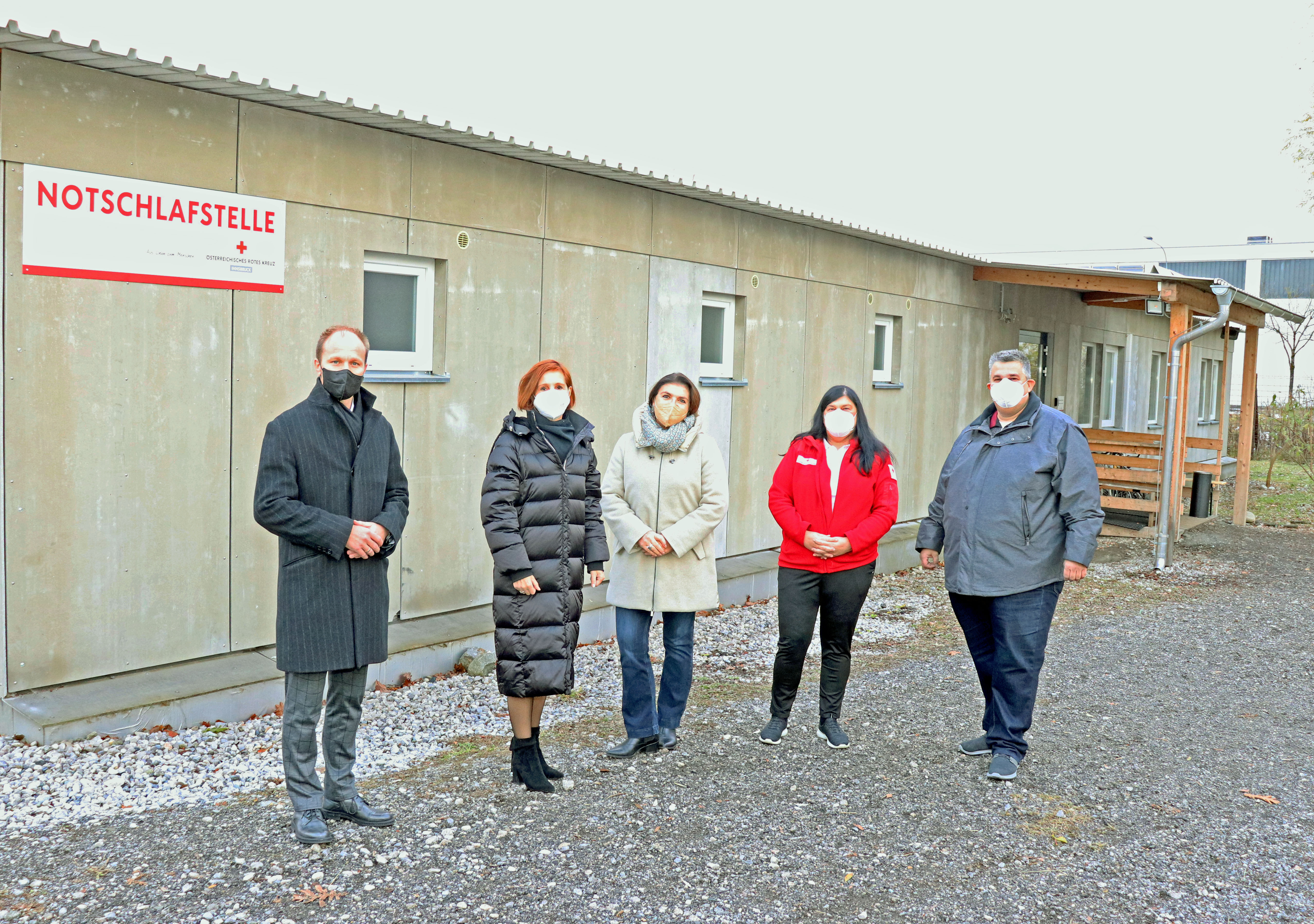 Die temporäre Winternotschlafstelle in der Richard Berger Straße 10 ist seit Mitte November für ungefähr sechs Monate geöffnet. Insgesamt finden dort 20 Obdachlose Platz und Wärme. Betrieben wird die Notschlafstelle vom Roten Kreuz Innsbruck (RKI), finanziell unterstützt wird sie vom Land Tirol und der Stadt Innsbruck. Vizebürgermeister Johannes Anzengruber (l.) machte sich gemeinsam mit Landesrätin Gabriele Fischer (2.v.l.) und Alexandra Tanda (Geschäftsführerin Rotes Kreuz, M.) ein Bild der Notschlafstelle. Die beiden RKI-MitarbeiterInnen Ines Obser und Stefan Biebel (r.) empfingen sie dort.