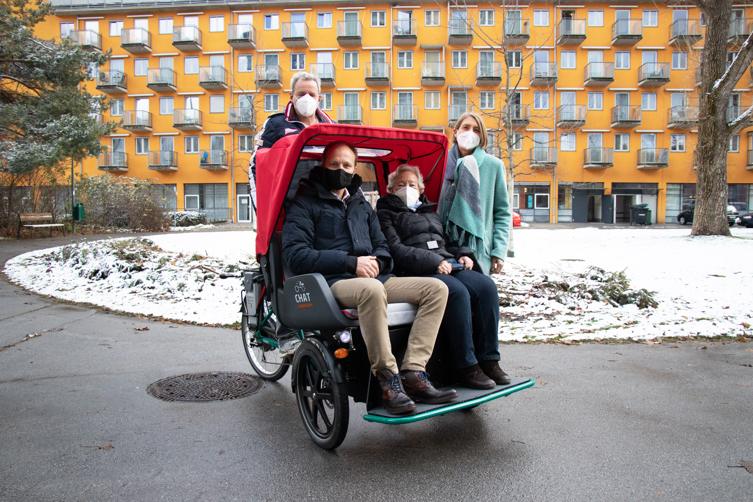 Freuen sich über die neue E-Rikscha: Vizebürgermeister Johannes Anzengruber (links), Heimleiterin Katharina Becke vom Wohnheim Reichenau (rechts) mit Bewohnerin Ida Rainer und Mitarbeiter Martin Bacher.