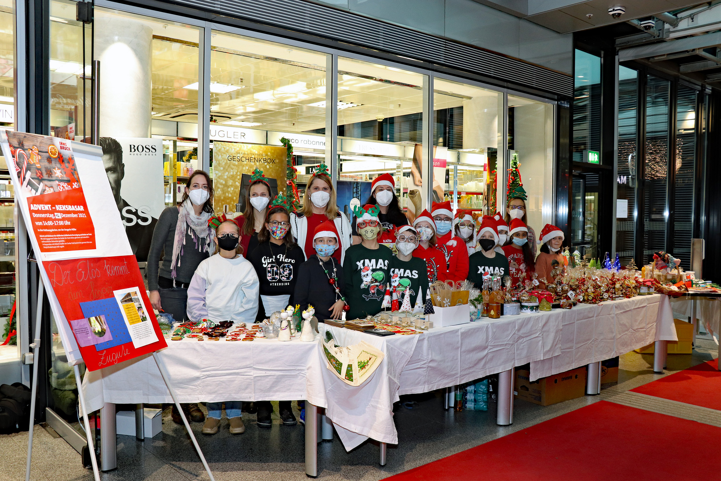 Mit viel Engagement haben die Kinder der städtischen Horte Domanigweg, Reichenau und Tivoli Kekse gebacken und weihnachtliche Dekoration gestaltet. Die Einnahmen vom Verkauf in den RathausGalerien werden auch in diesem Jahr für einen guten Zweck gespendet und gehen heuer an das Kinderhospiz Hall.