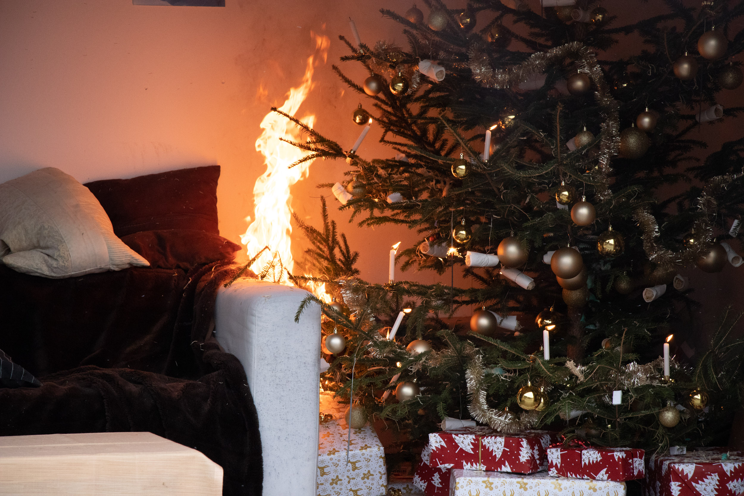 ...der Christbaum beginn zu brennen...