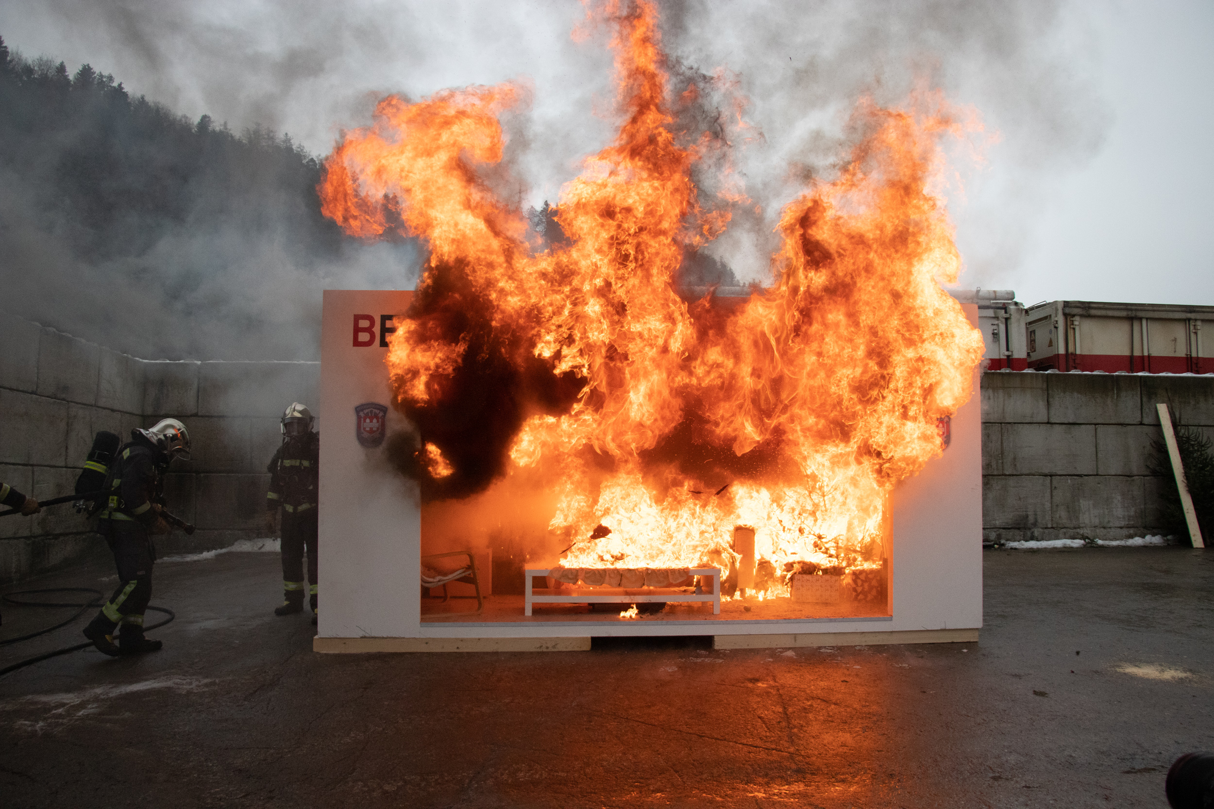 ...nach weniger als einer Minute steht der Raum in Vollbrand...