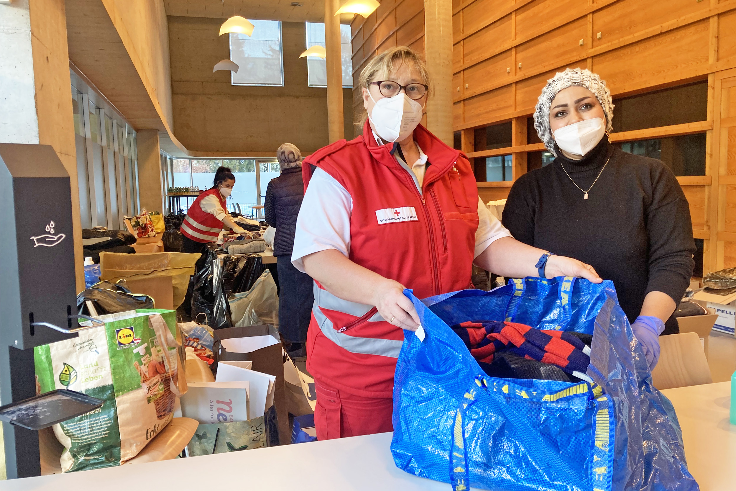 Die MitarbeiterInnen des Roten Kreuz Innsbruck und der Tiroler Sozialen Dienste nahmen zahlreiche Sachspenden in der Mehrzweckhalle im O-Dorf entgegen.