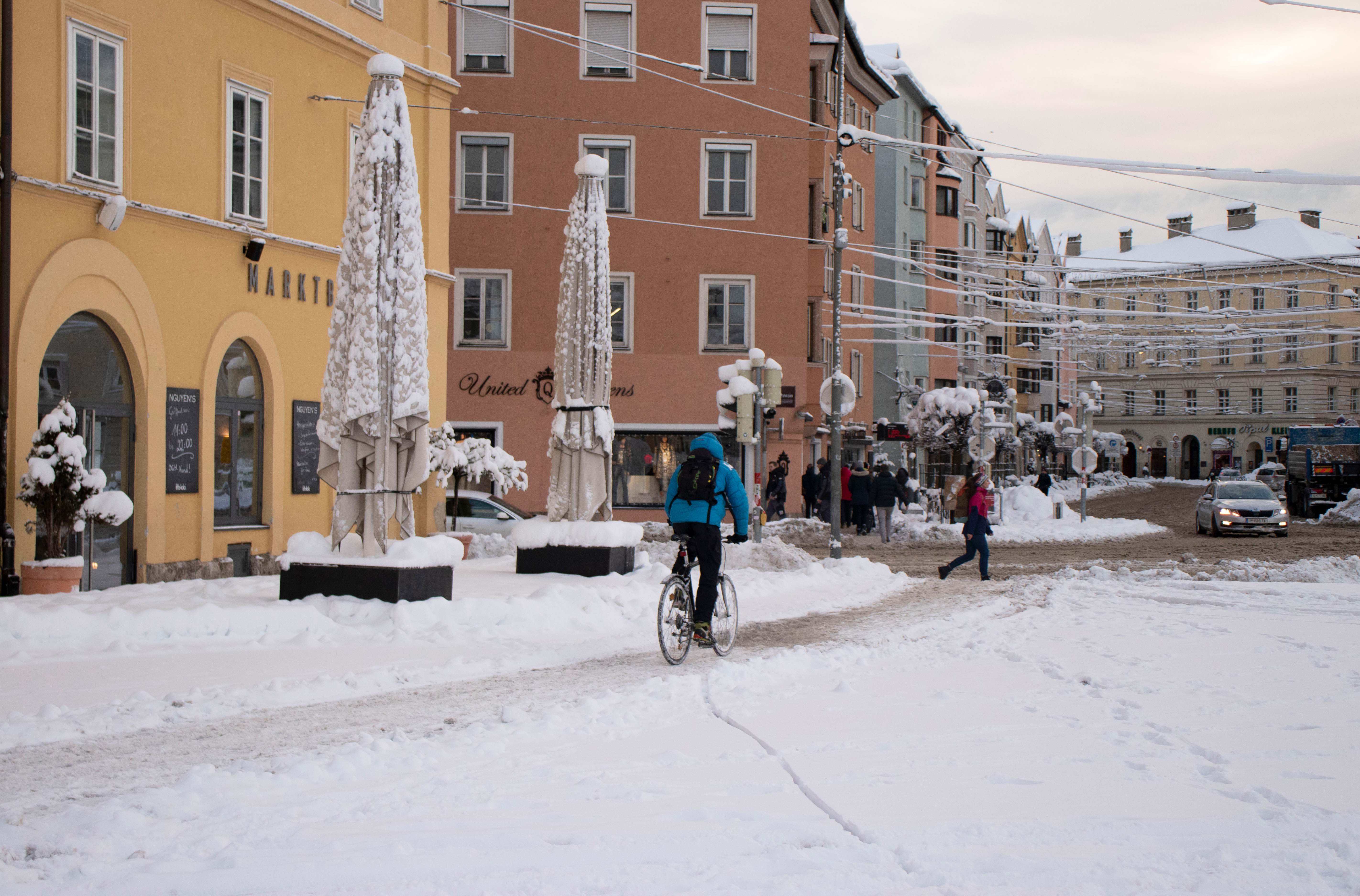 Um künftig auf dem Fahrrad auch im Winter sicher von A nach B zu gelangen, startet die Stadt Innsbruck in der diesjährigen Saison ein Pilotprojekt.