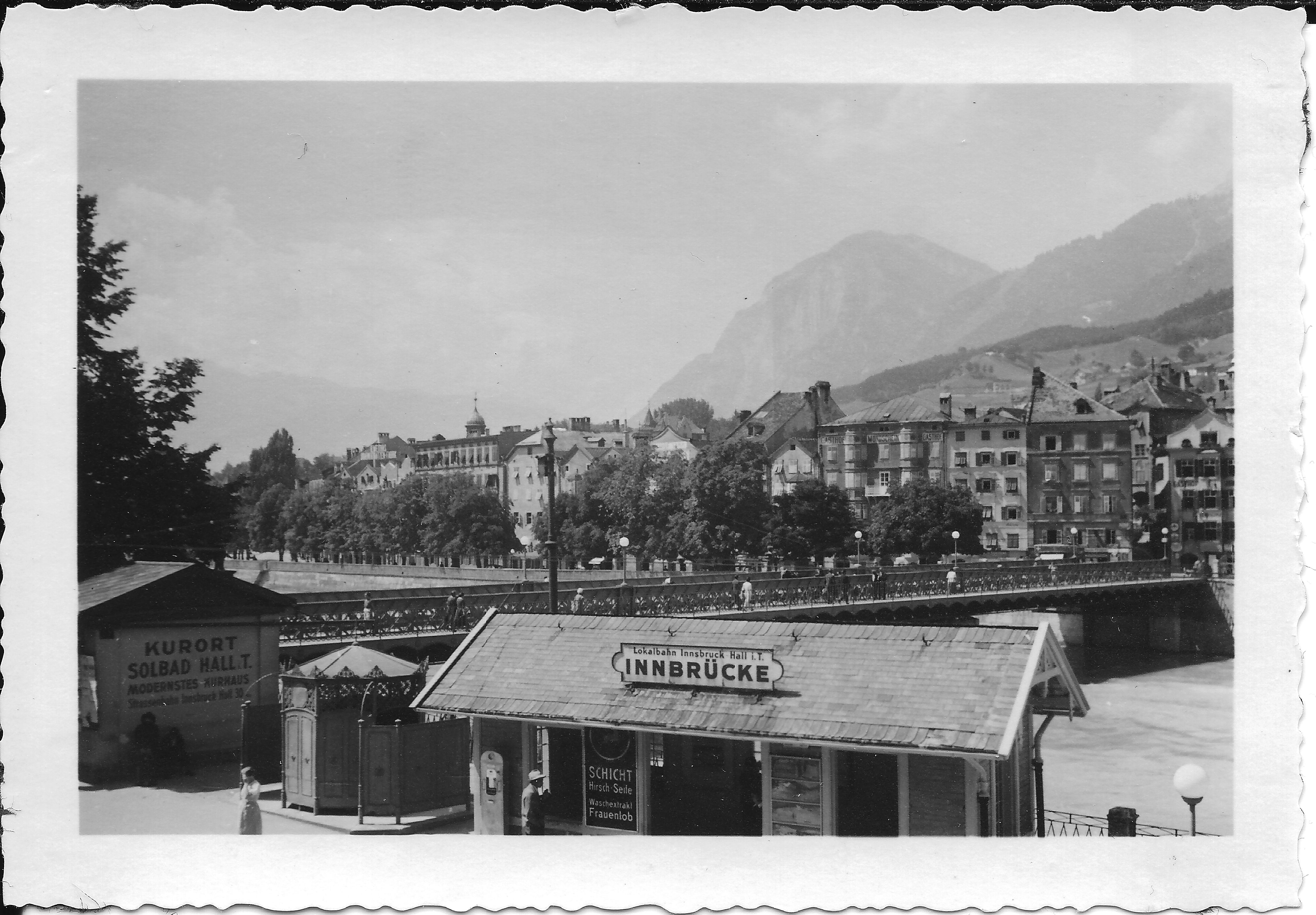 Die Haltestelle „Innbrücke“ der Straßenbahnlinie 4 mit der links befindlichen
öffentlichen Toilette (in achteckiger Ausführung).