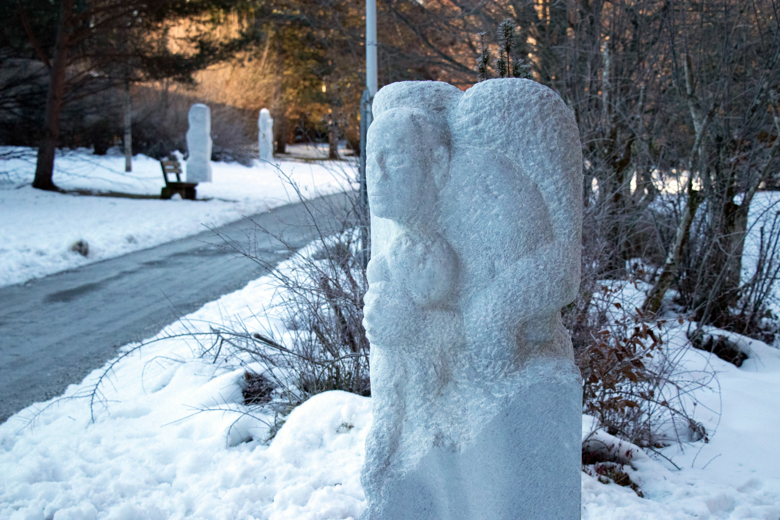 Ein Spaziergang durch den Igler Kurpark wird zum Kunsterlebnis. Im Bild die Skulptur "Familie" von Minu Ghedina.
