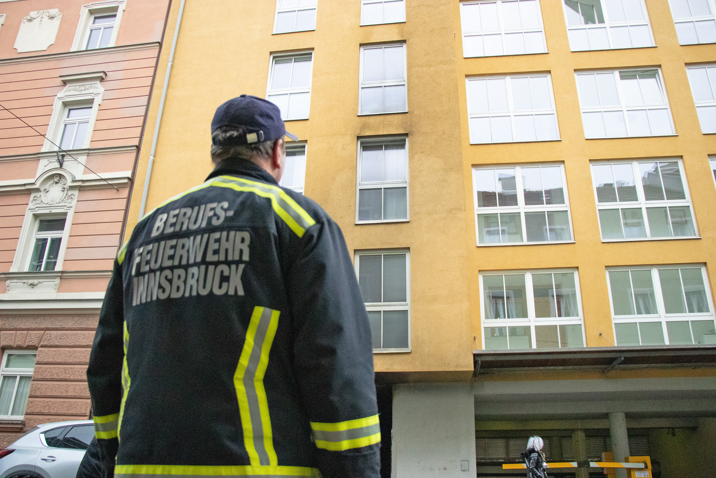 Die Berufsfeuerwehr Innsbruck und die Freiwilligen Feuerwehren konnten ein Ausbreiten des Feuers in den westlichen Teil und auf die unteren Geschosse des Wohnhauses verhindern.