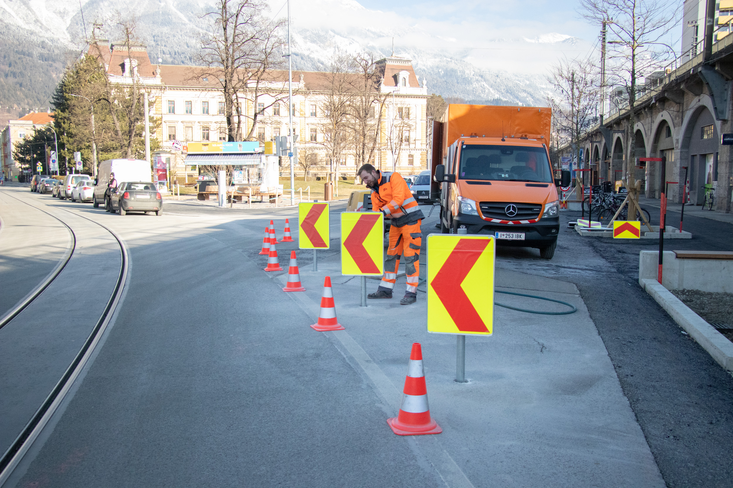 Insgesamt sechs Abweisbleche mit den farblich auffälligen Richtungspfeilen sorgen für eine gute Sichtbarkeit des geänderten Straßenverlaufs.