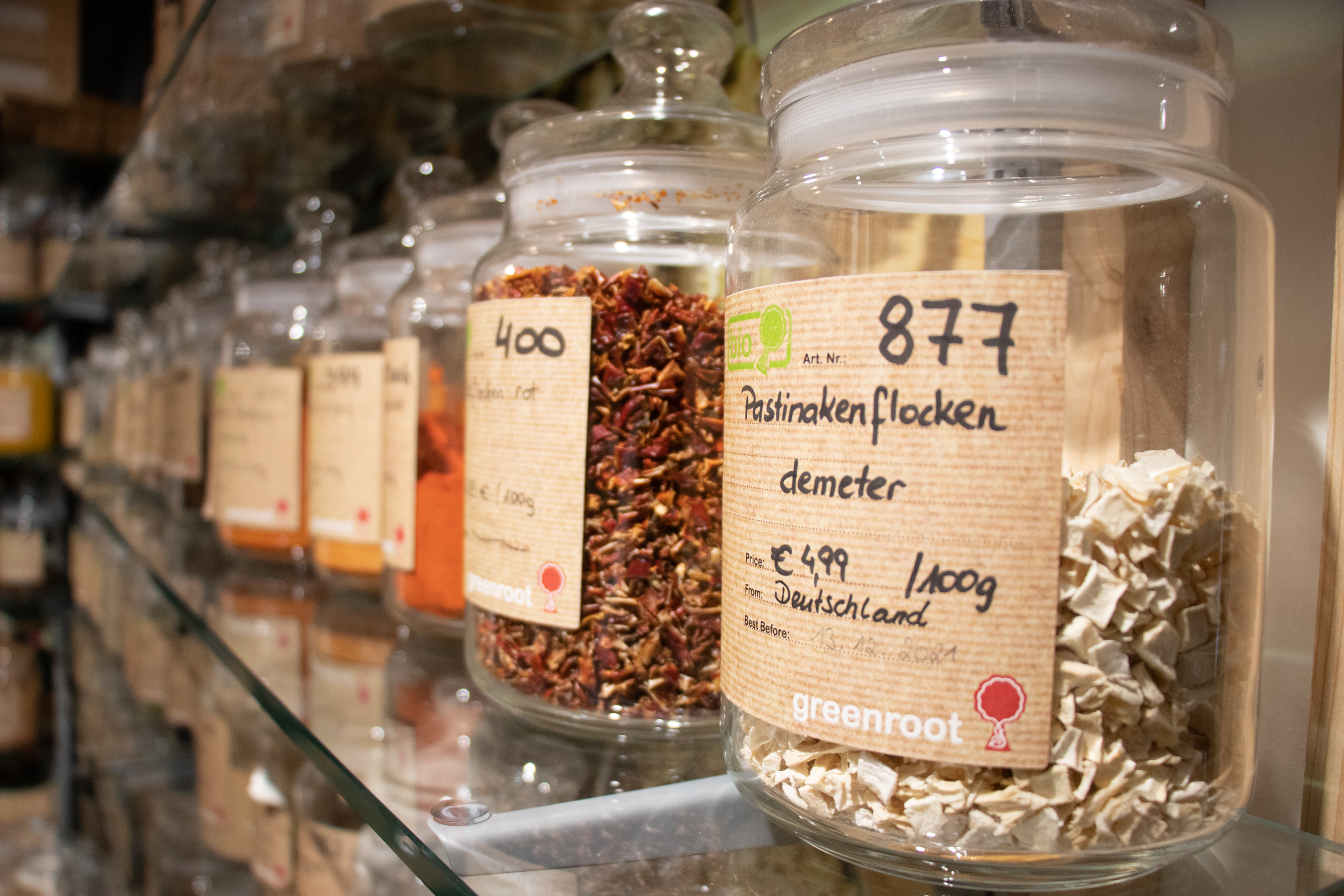 Im "greenroot" werden Produkte wie Gewürze nach Wunsch in mitgebrachte Behälter abgefüllt. Die Verpackung entfällt.