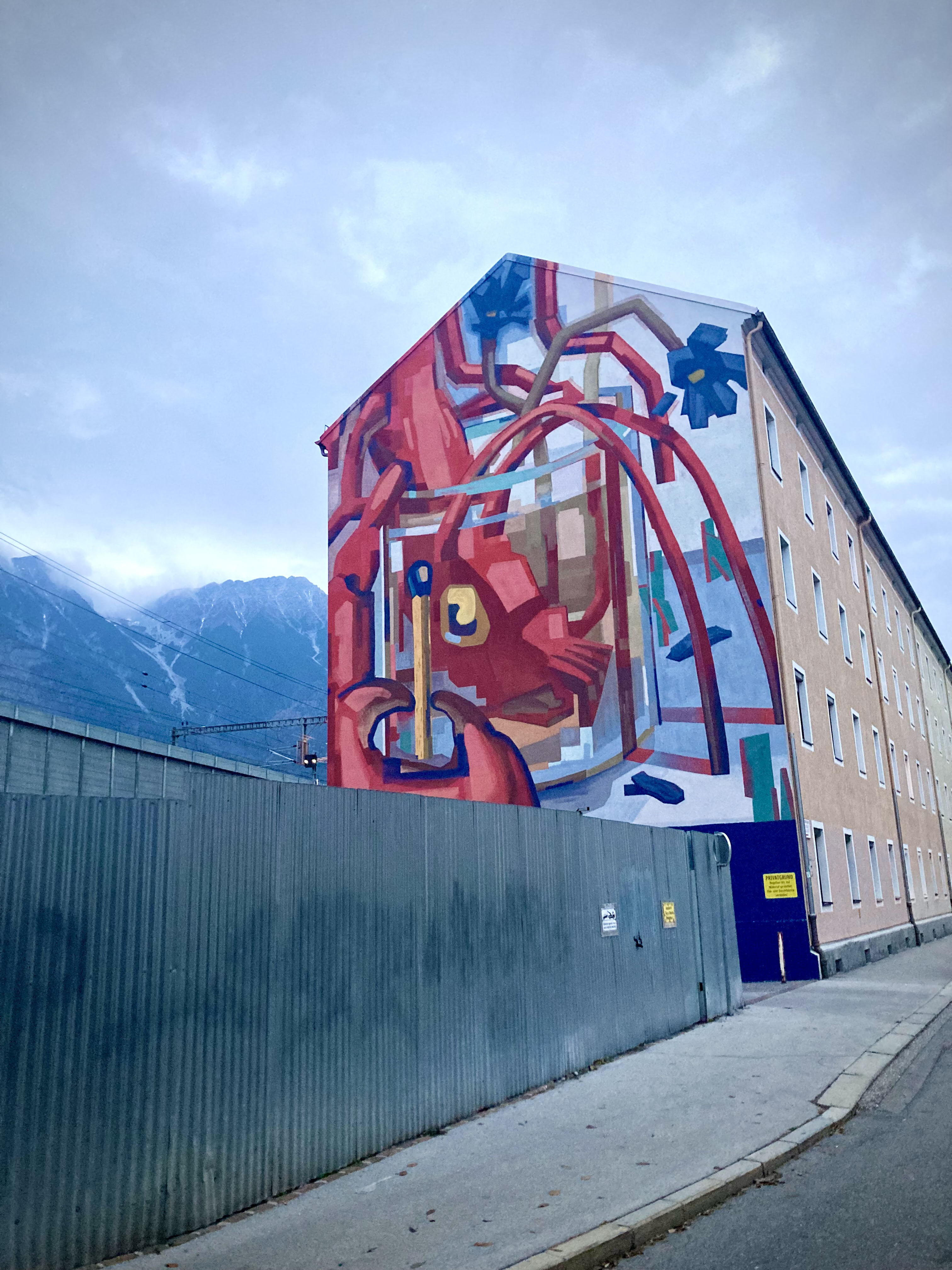 "Mots" heißt das fassadenfüllende Werk des bekannten Streetart-Künstlers HNRX, das in der Kapuzinergasse zu bewundern ist.