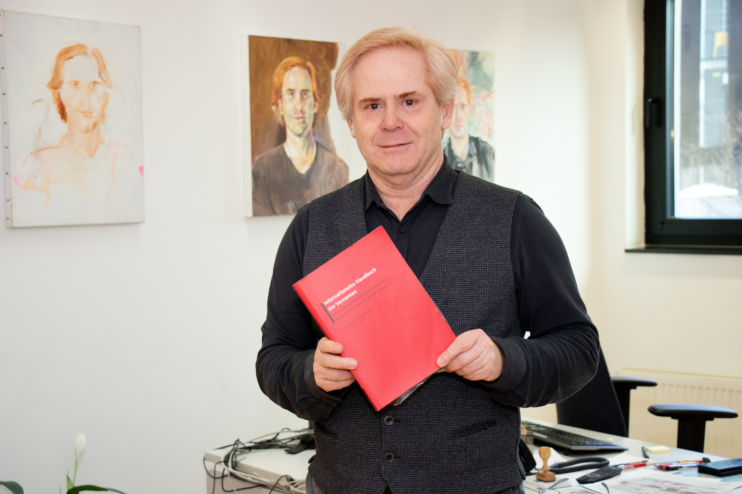 Markus Tilly vom Standesamt mit dem internationalen Namensbuch.